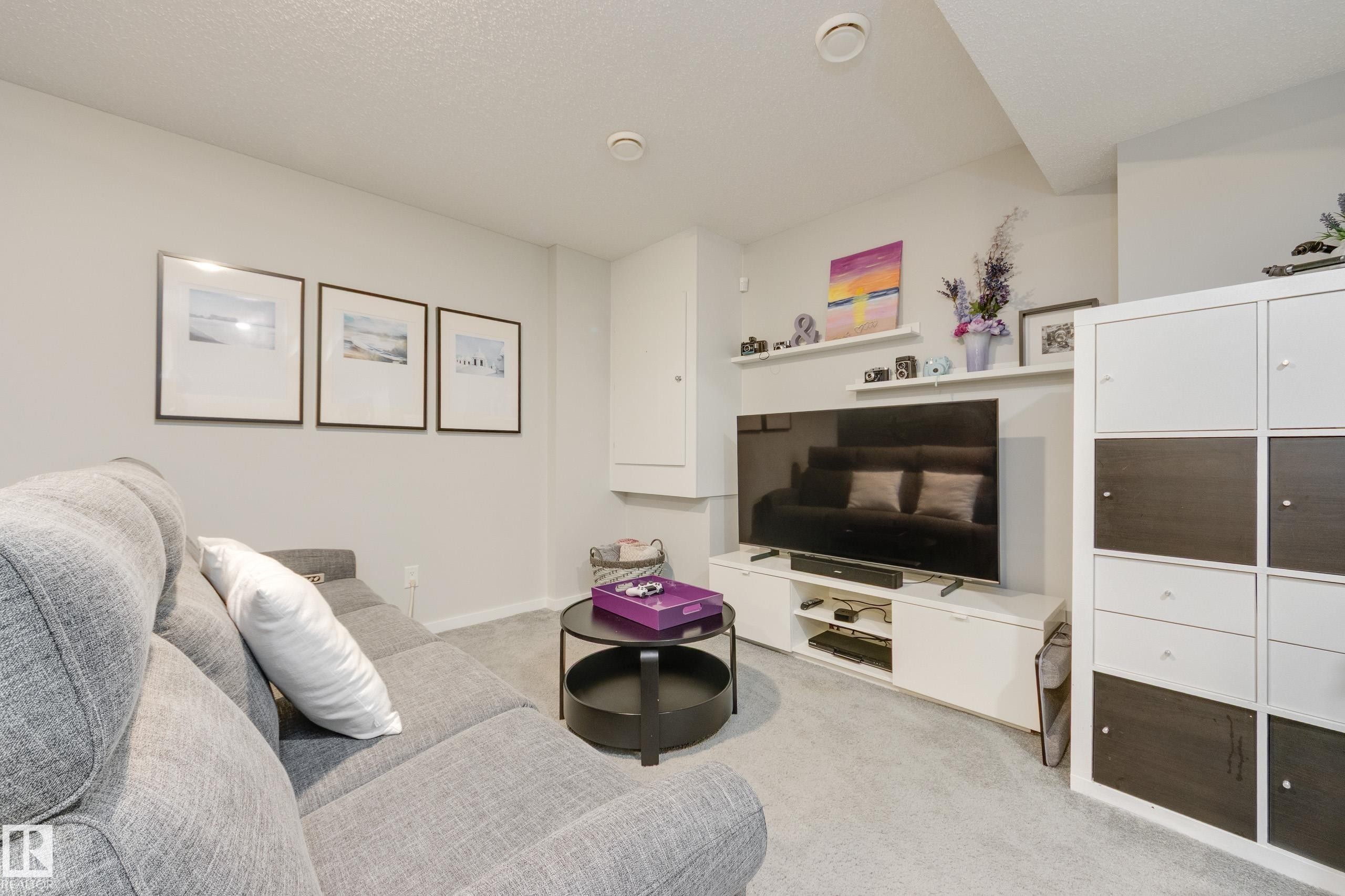 1192 Rosenthal Boulevard Nw, Edmonton, AB - Indoor Photo Showing Living Room