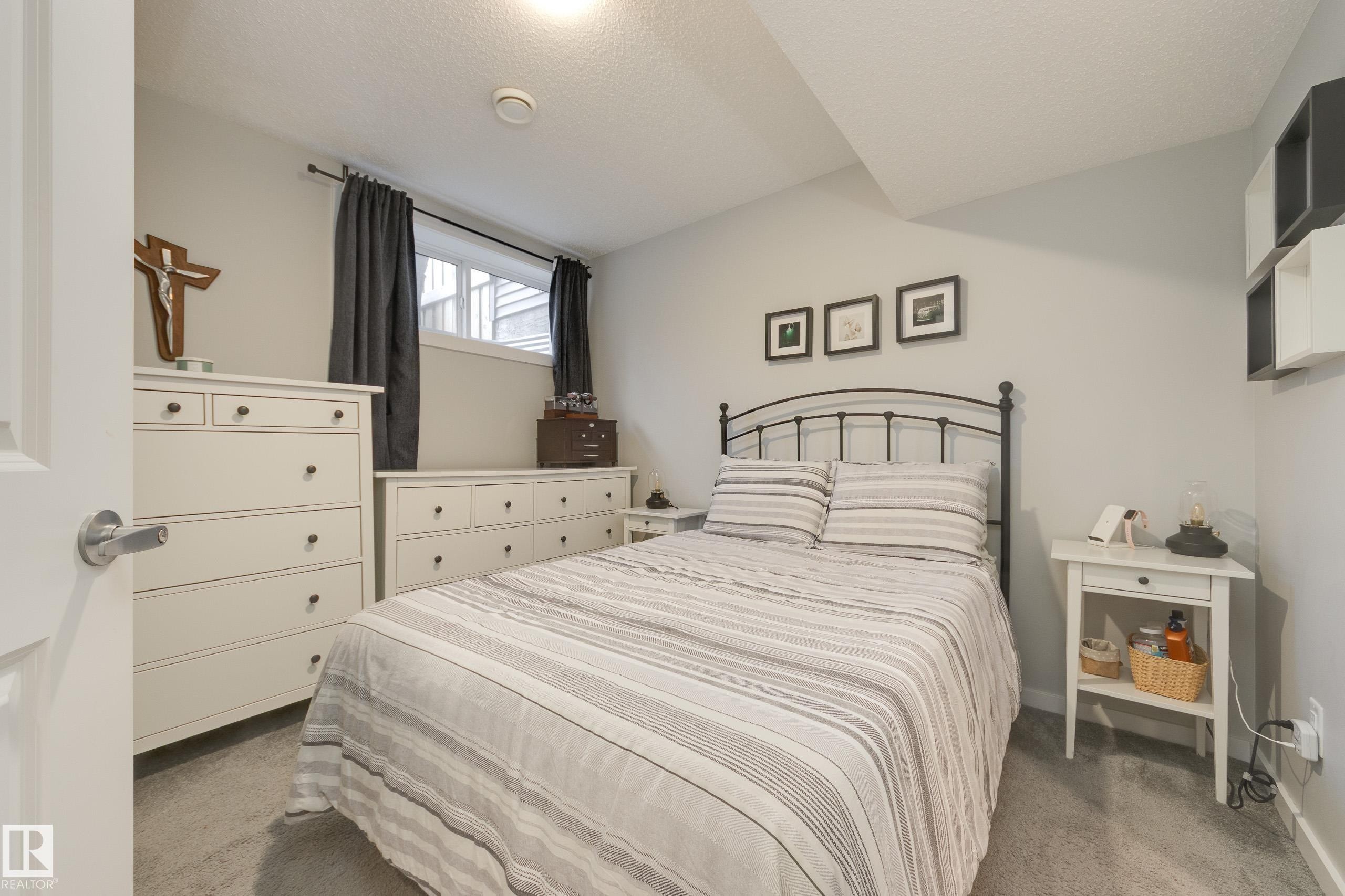 1192 Rosenthal Boulevard Nw, Edmonton, AB - Indoor Photo Showing Bedroom