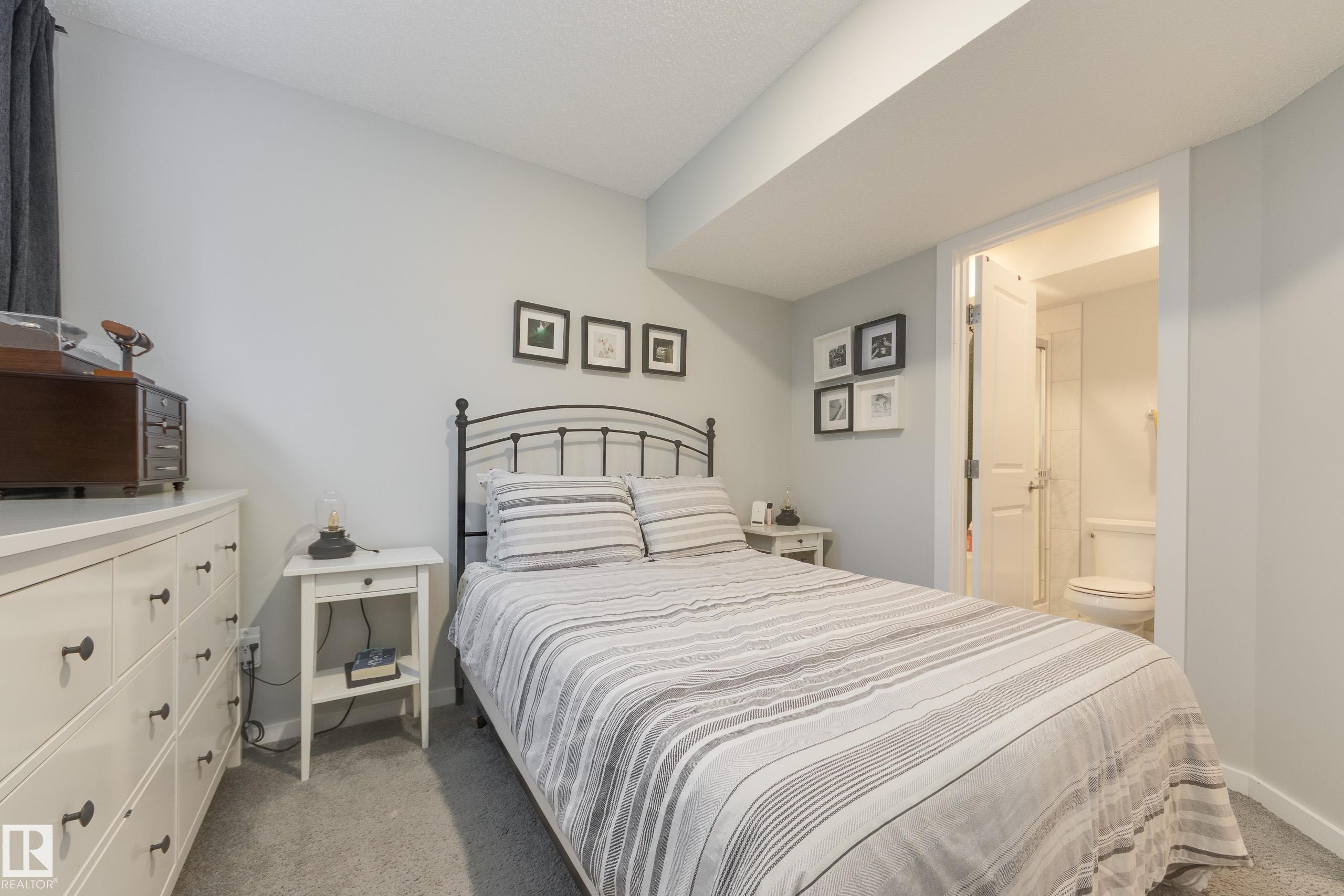 1192 Rosenthal Boulevard Nw, Edmonton, AB - Indoor Photo Showing Bedroom