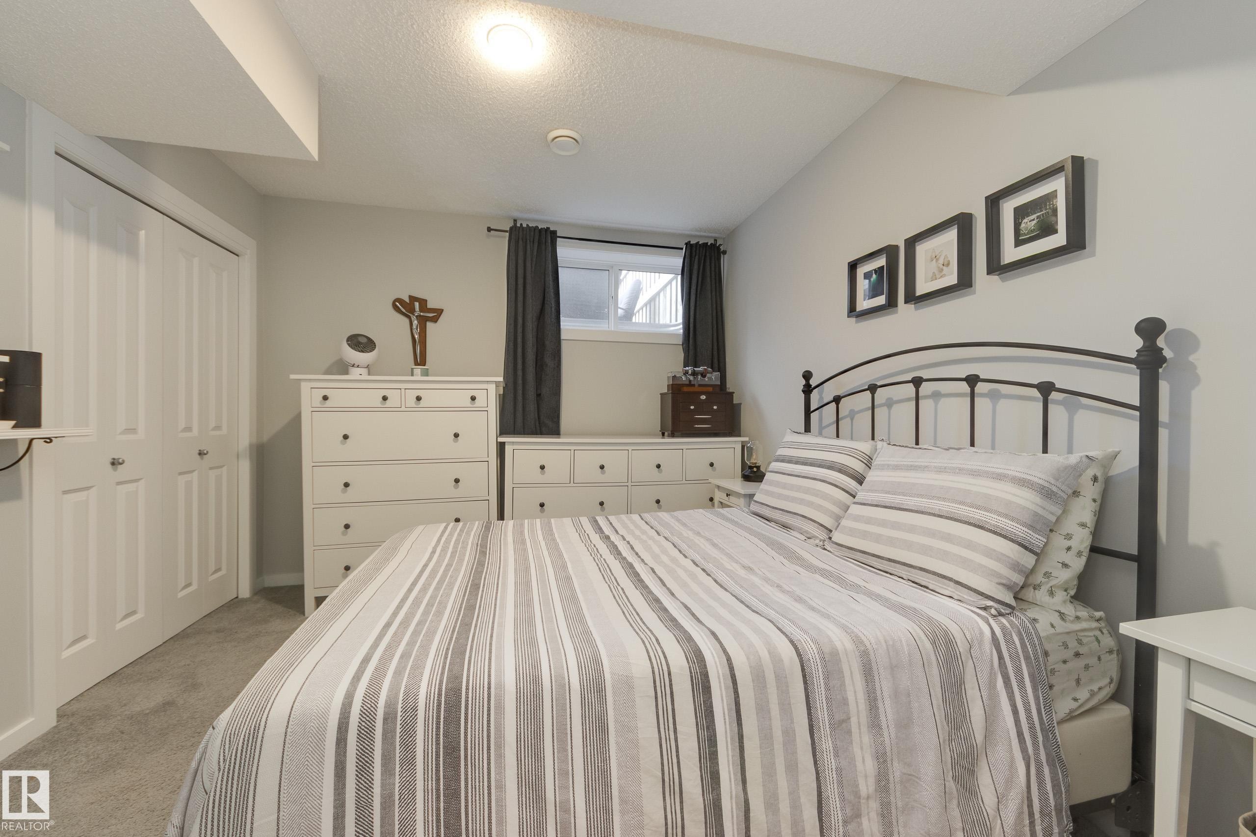 1192 Rosenthal Boulevard Nw, Edmonton, AB - Indoor Photo Showing Bedroom