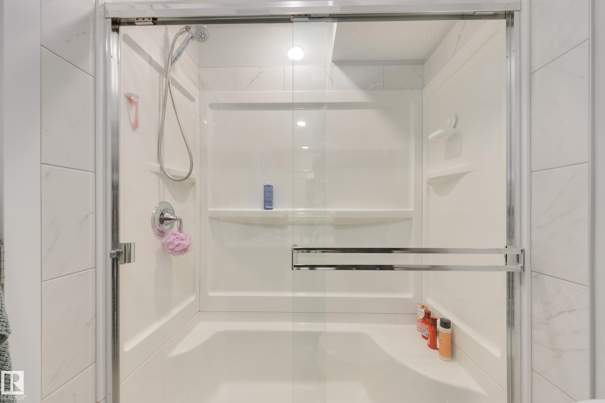 1192 Rosenthal Boulevard Nw, Edmonton, AB - Indoor Photo Showing Bathroom