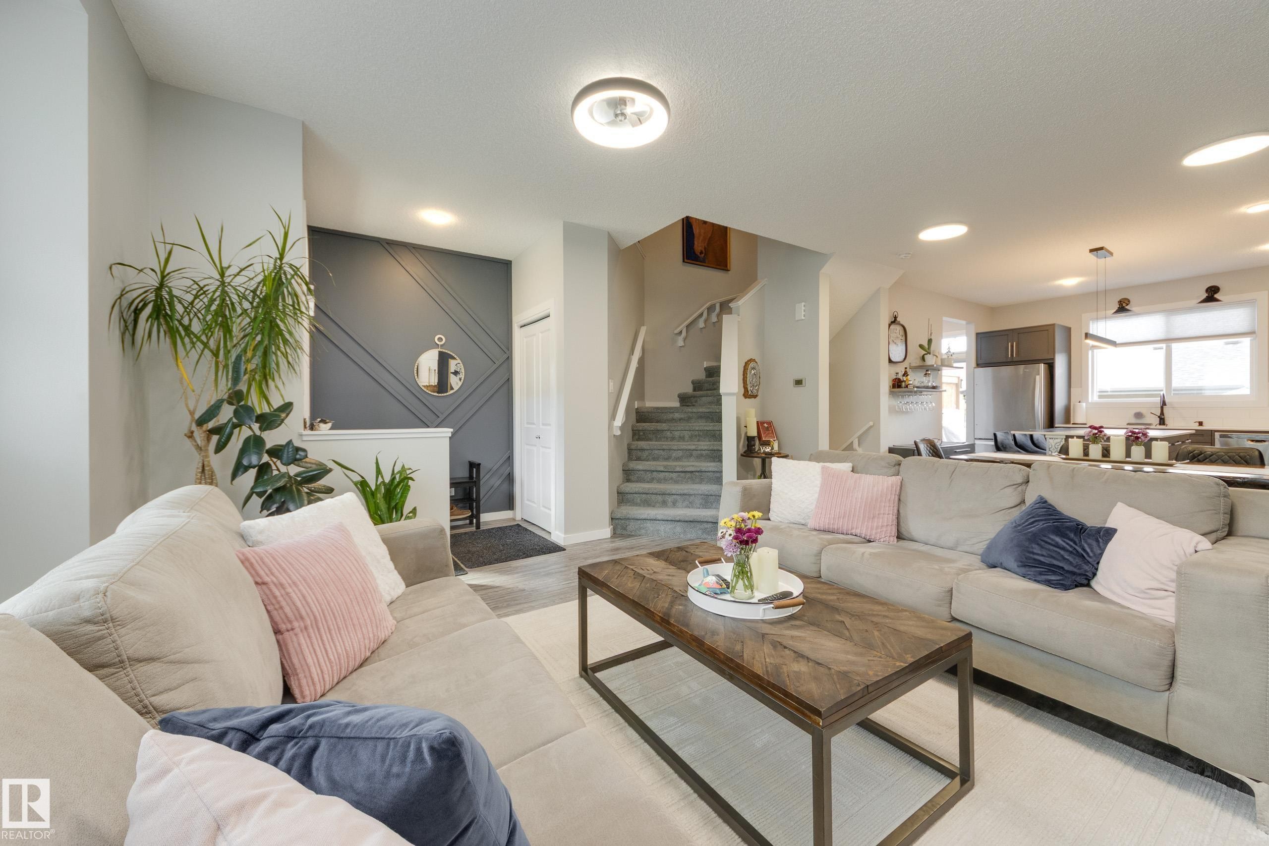 1192 Rosenthal Boulevard Nw, Edmonton, AB - Indoor Photo Showing Living Room