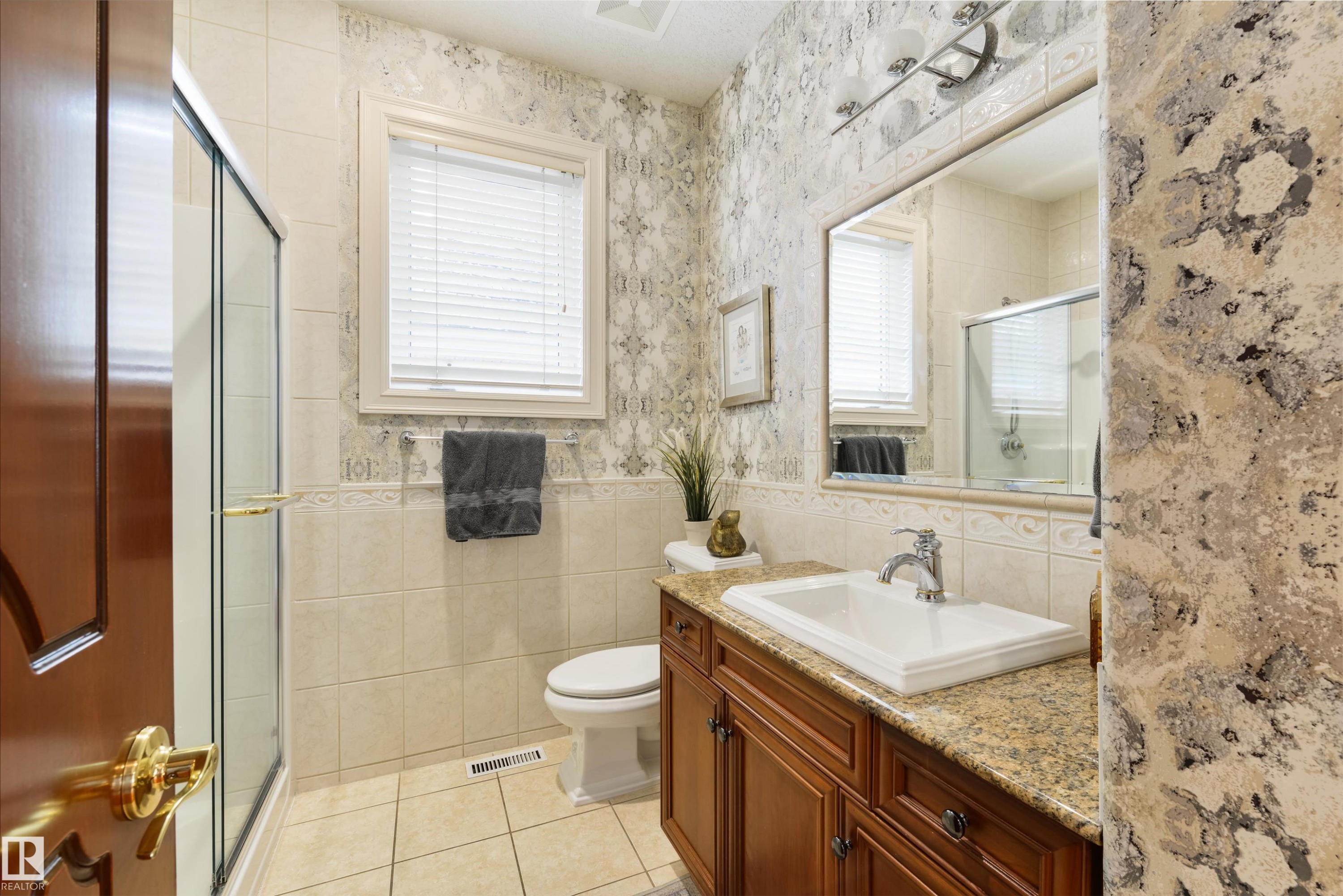 727 Hetu Lane Nw, Edmonton, AB - Indoor Photo Showing Bathroom