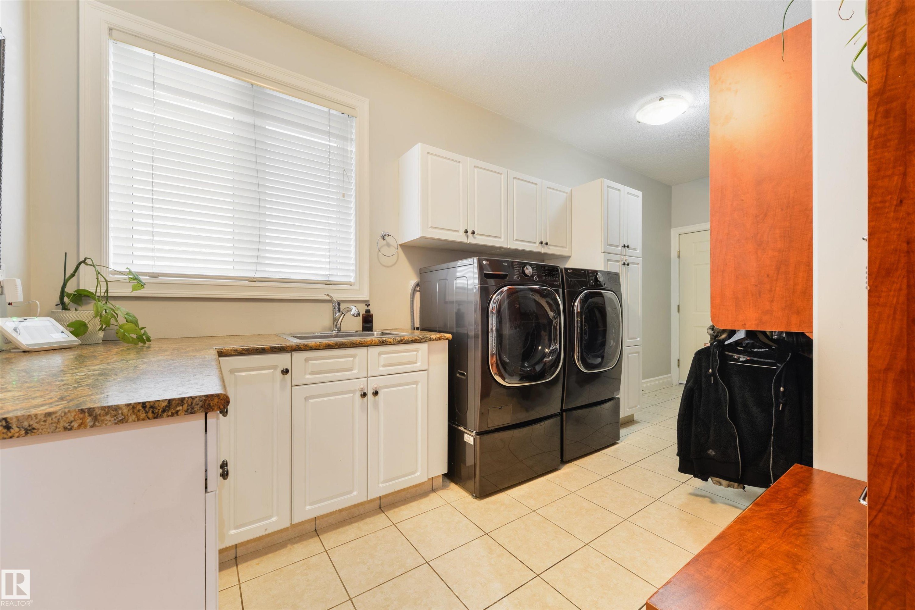 727 Hetu Lane Nw, Edmonton, AB - Indoor Photo Showing Laundry Room