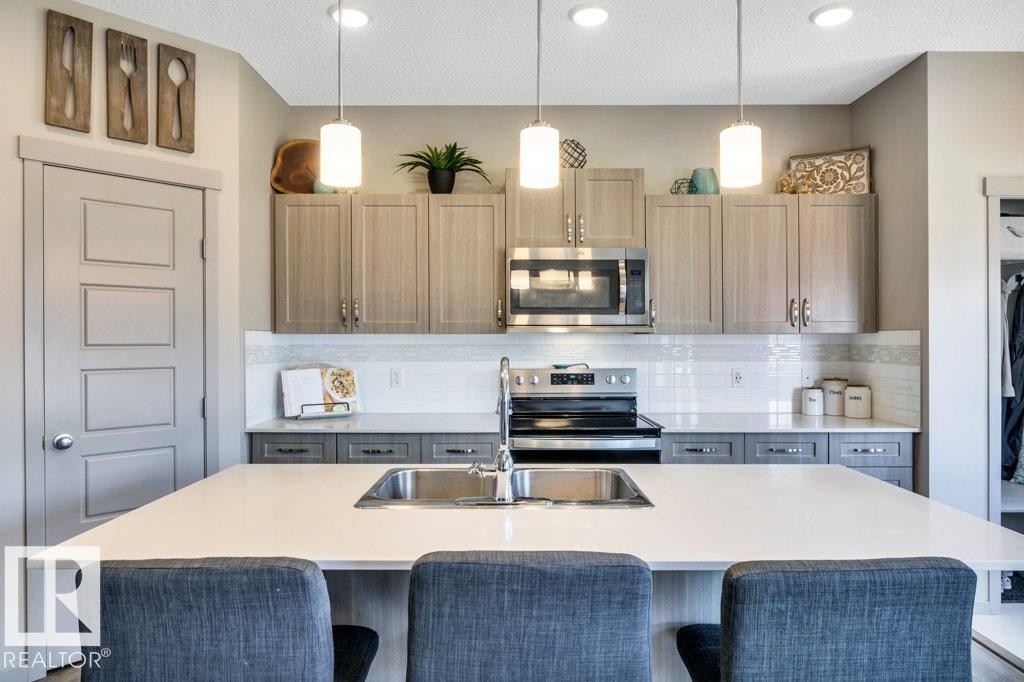 536 Ebbers Way Nw, Edmonton, AB - Indoor Photo Showing Kitchen With Double Sink With Upgraded Kitchen
