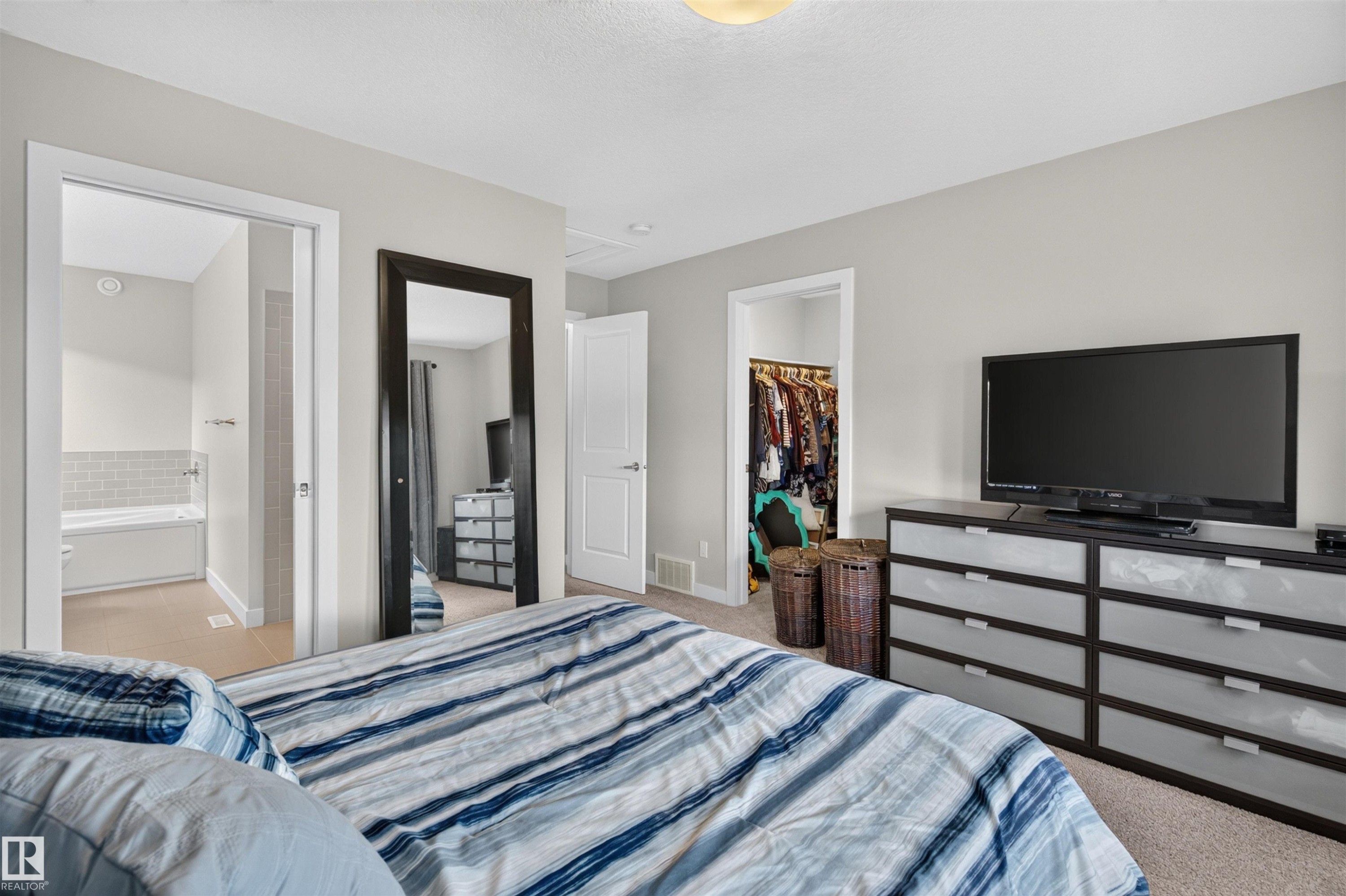 1541 Secord Road Nw, Edmonton, AB - Indoor Photo Showing Bedroom