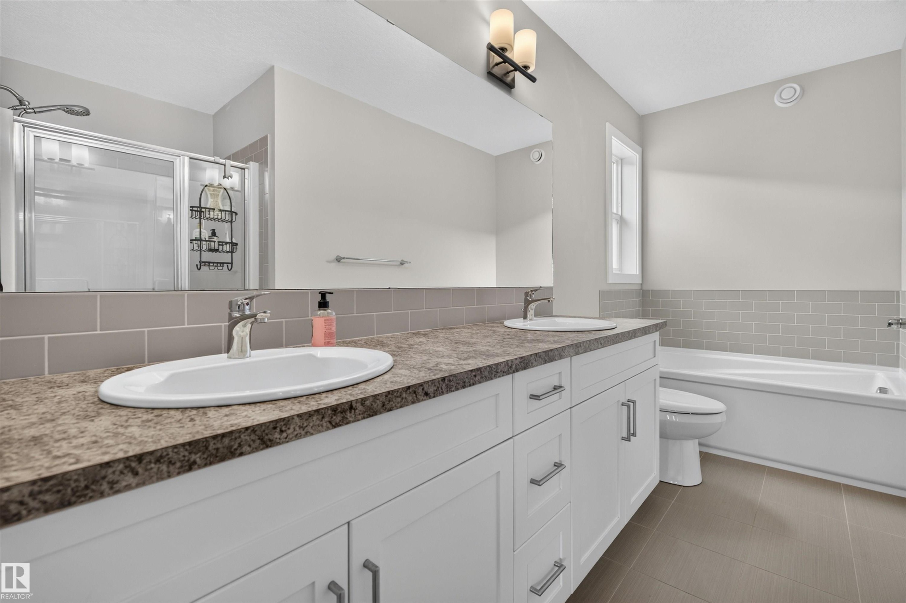 1541 Secord Road Nw, Edmonton, AB - Indoor Photo Showing Bathroom