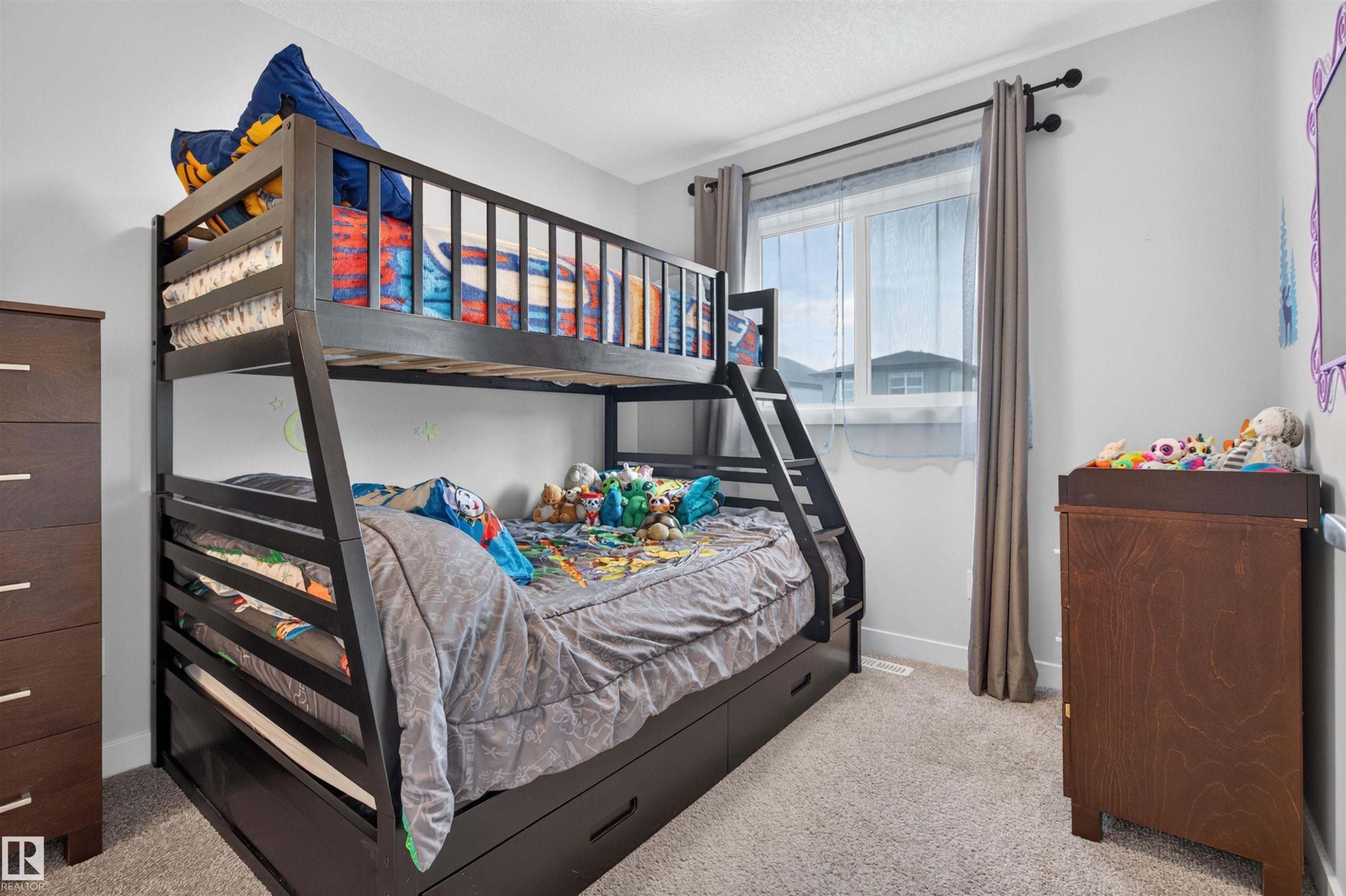 With walk-in closet - 1541 Secord Road Nw, Edmonton, AB - Indoor Photo Showing Bedroom