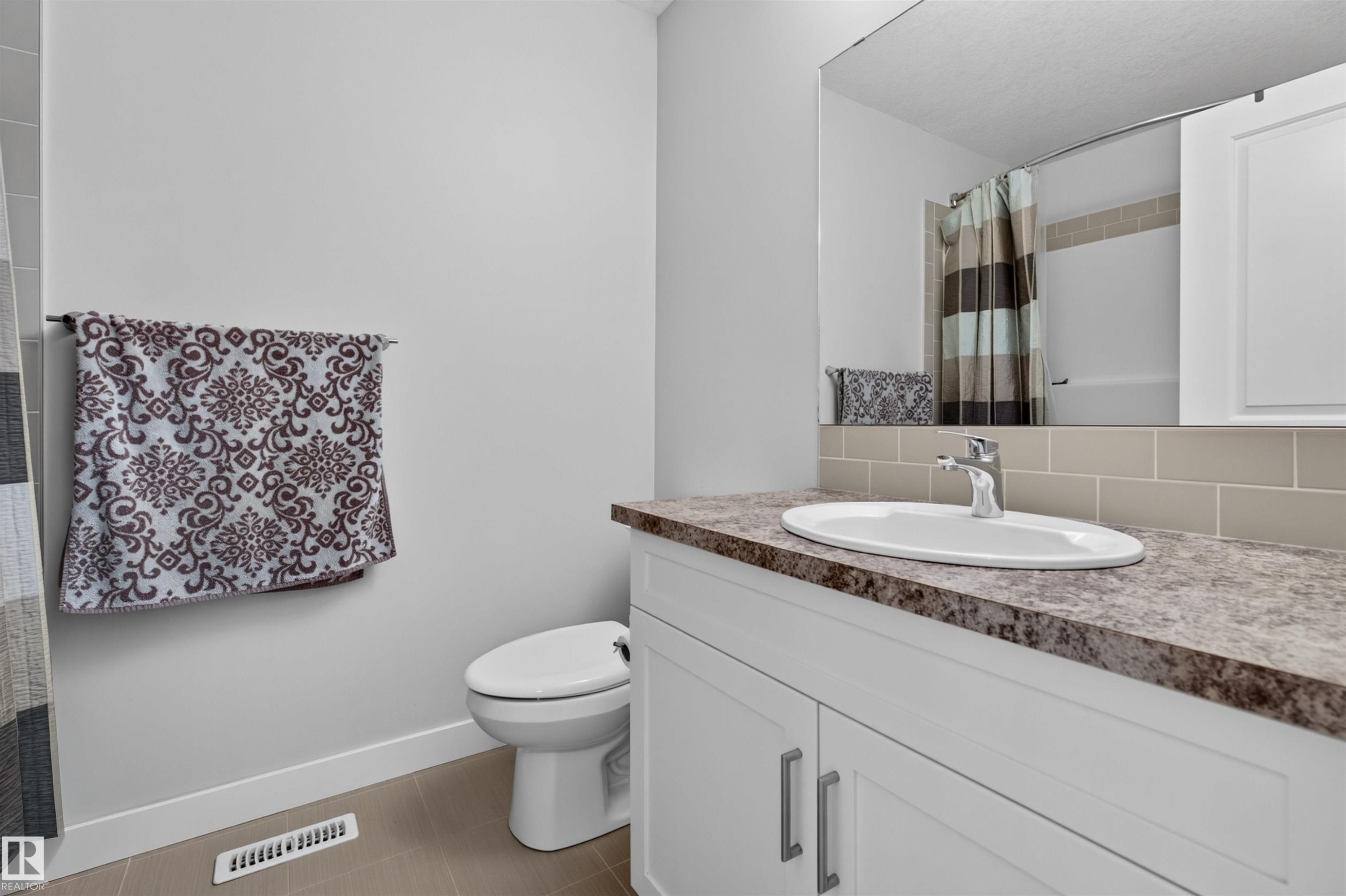 1541 Secord Road Nw, Edmonton, AB - Indoor Photo Showing Bathroom