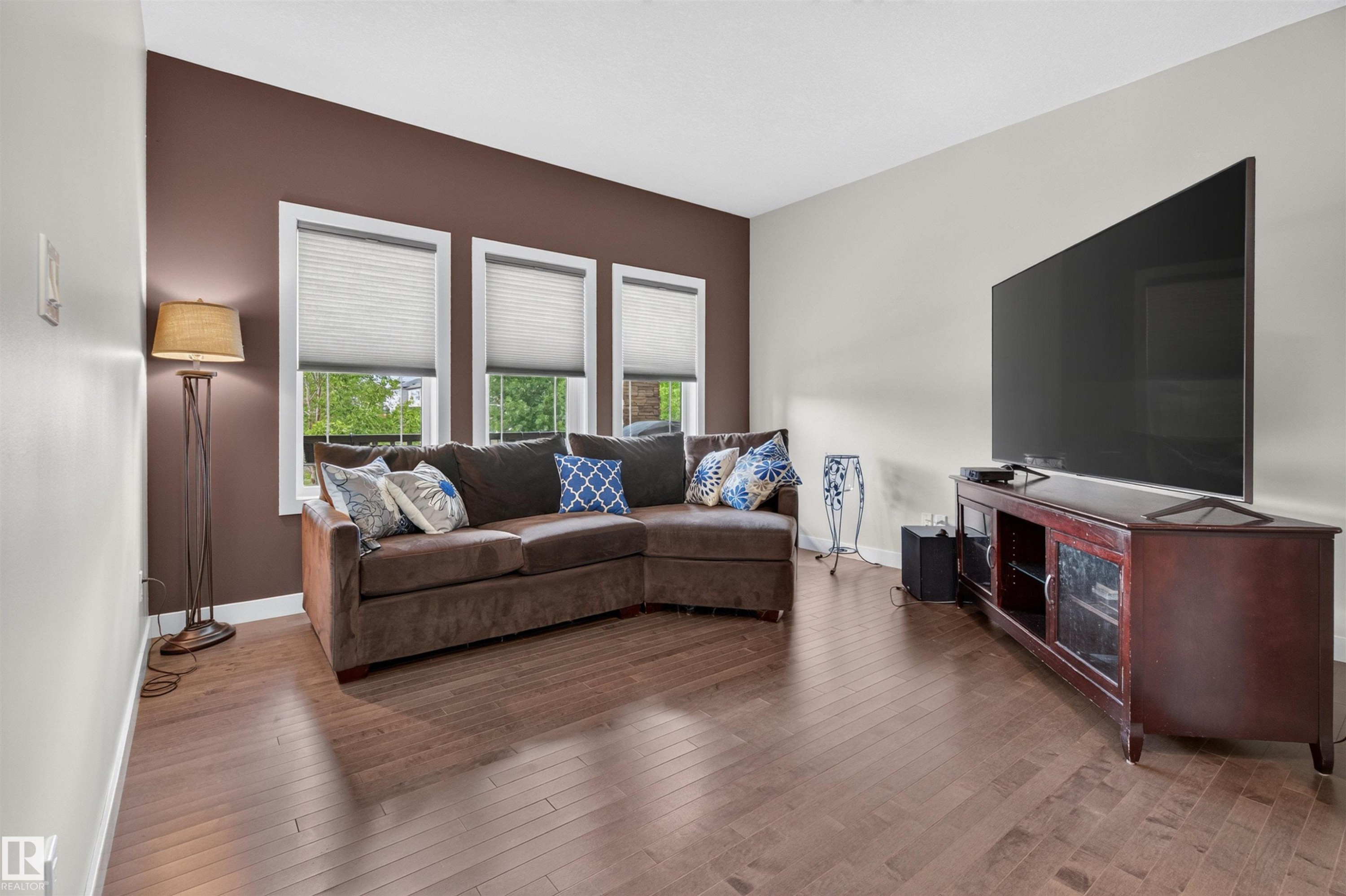 1541 Secord Road Nw, Edmonton, AB - Indoor Photo Showing Living Room
