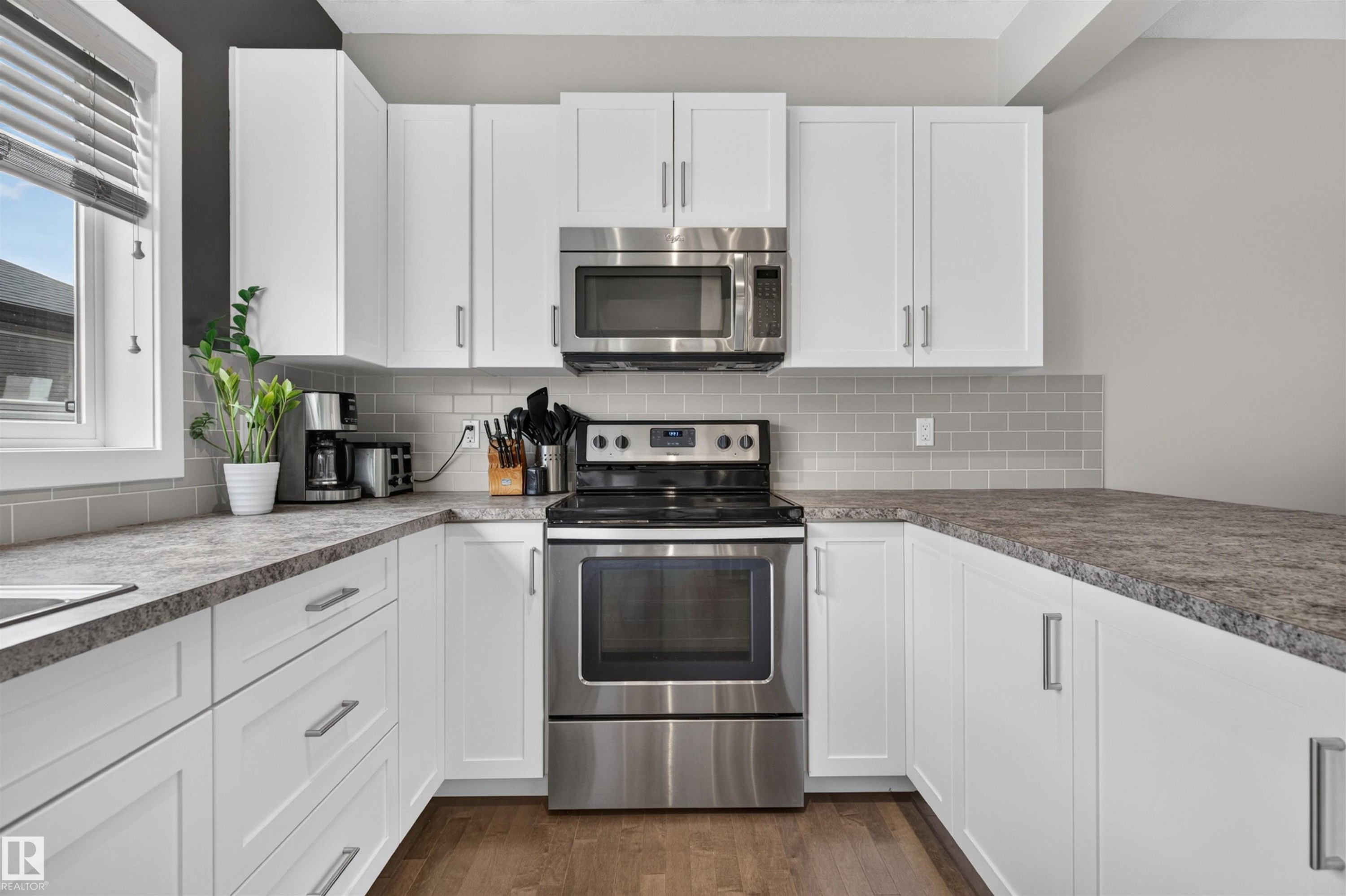 1541 Secord Road Nw, Edmonton, AB - Indoor Photo Showing Kitchen With Upgraded Kitchen