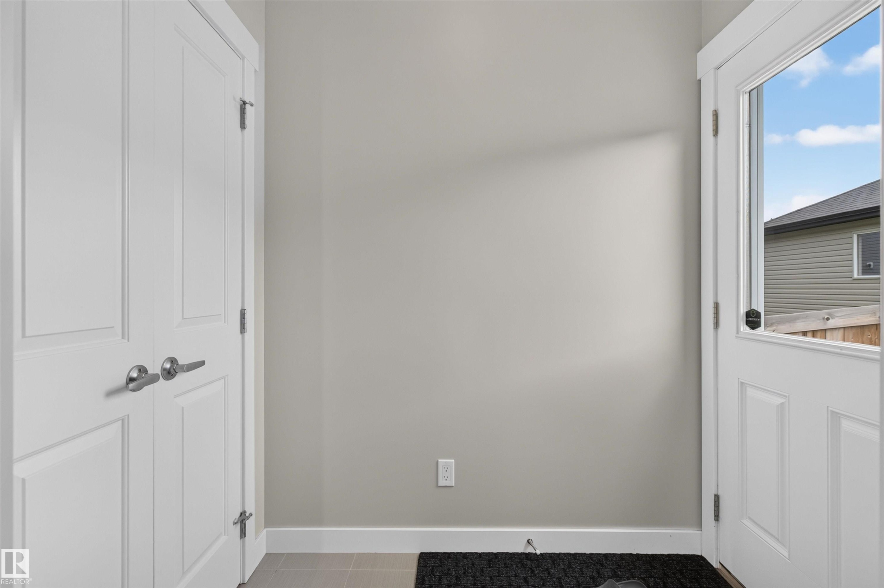 1541 Secord Road Nw, Edmonton, AB - Indoor Photo Showing Other Room