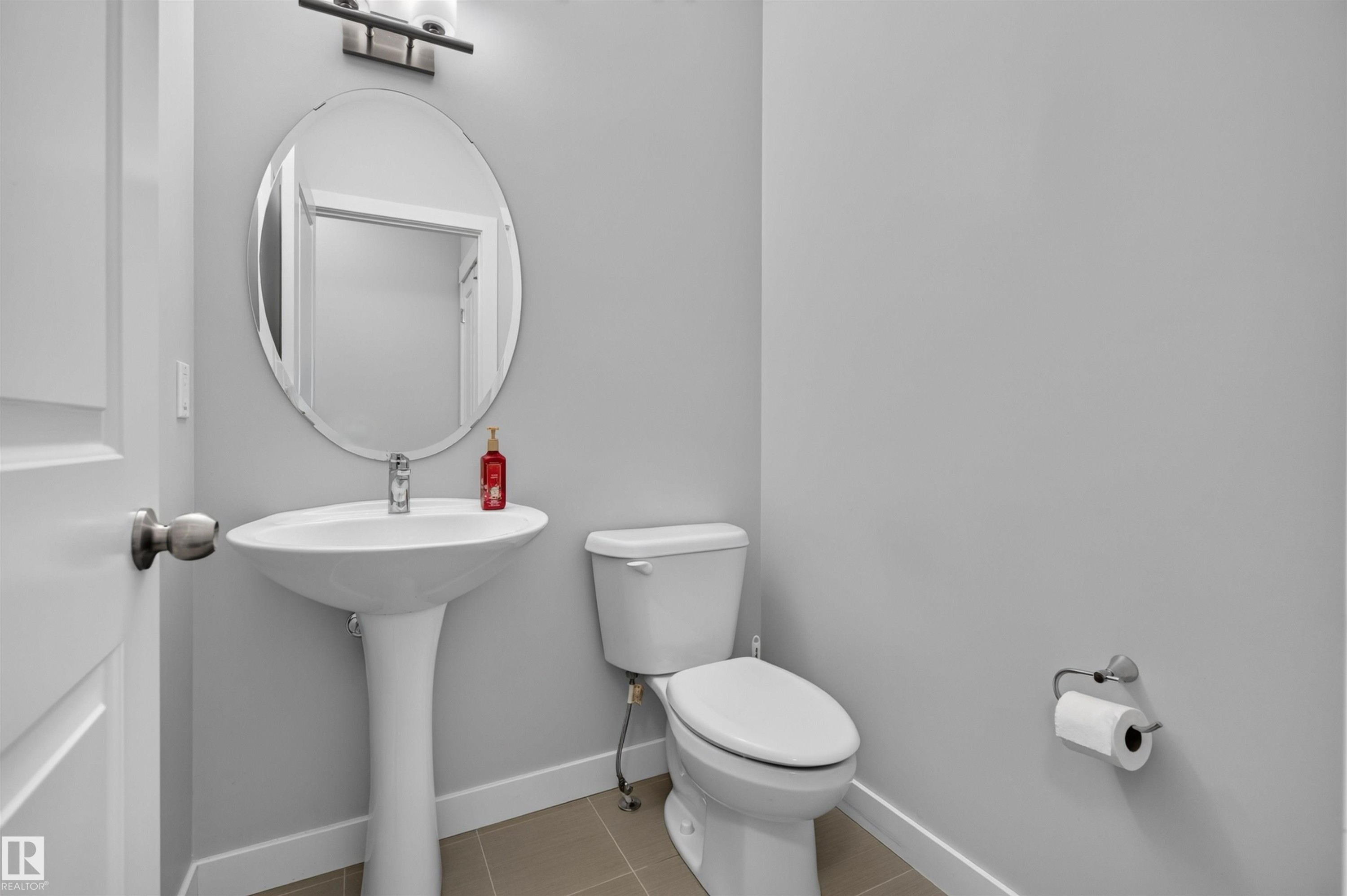 1541 Secord Road Nw, Edmonton, AB - Indoor Photo Showing Bathroom
