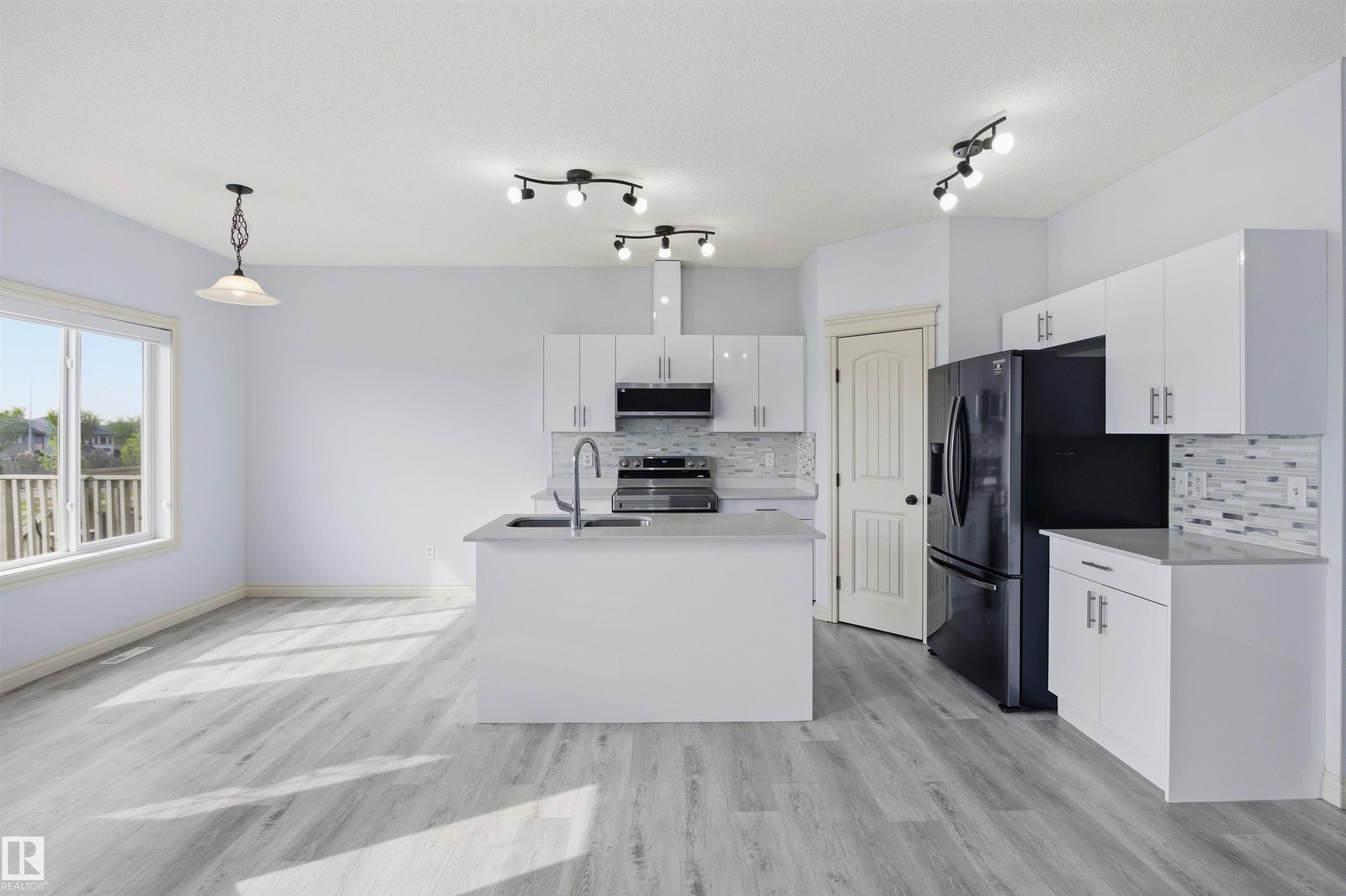 2017 118 Street, Edmonton, AB - Indoor Photo Showing Kitchen