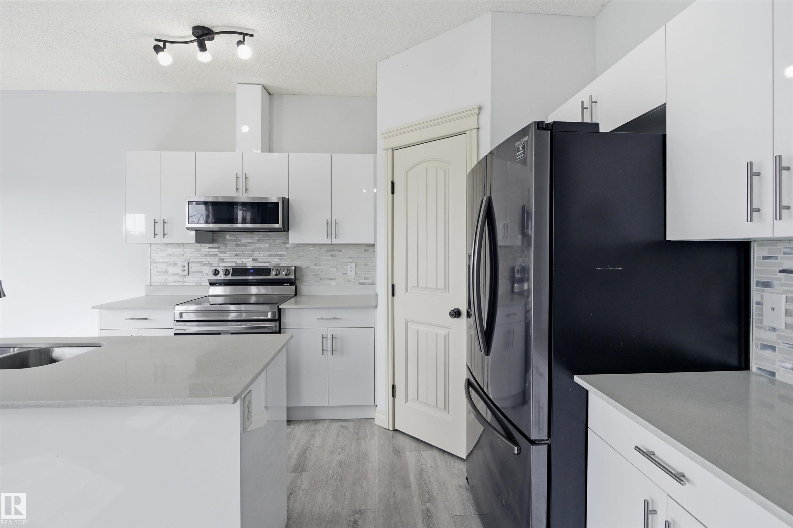 2017 118 Street, Edmonton, AB - Indoor Photo Showing Kitchen With Upgraded Kitchen