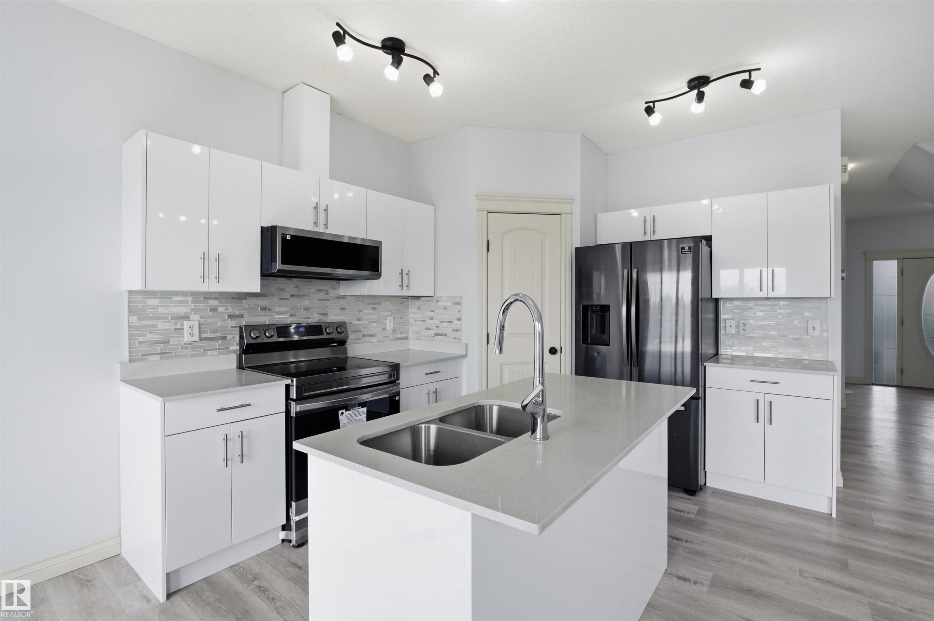 2017 118 Street, Edmonton, AB - Indoor Photo Showing Kitchen With Double Sink With Upgraded Kitchen