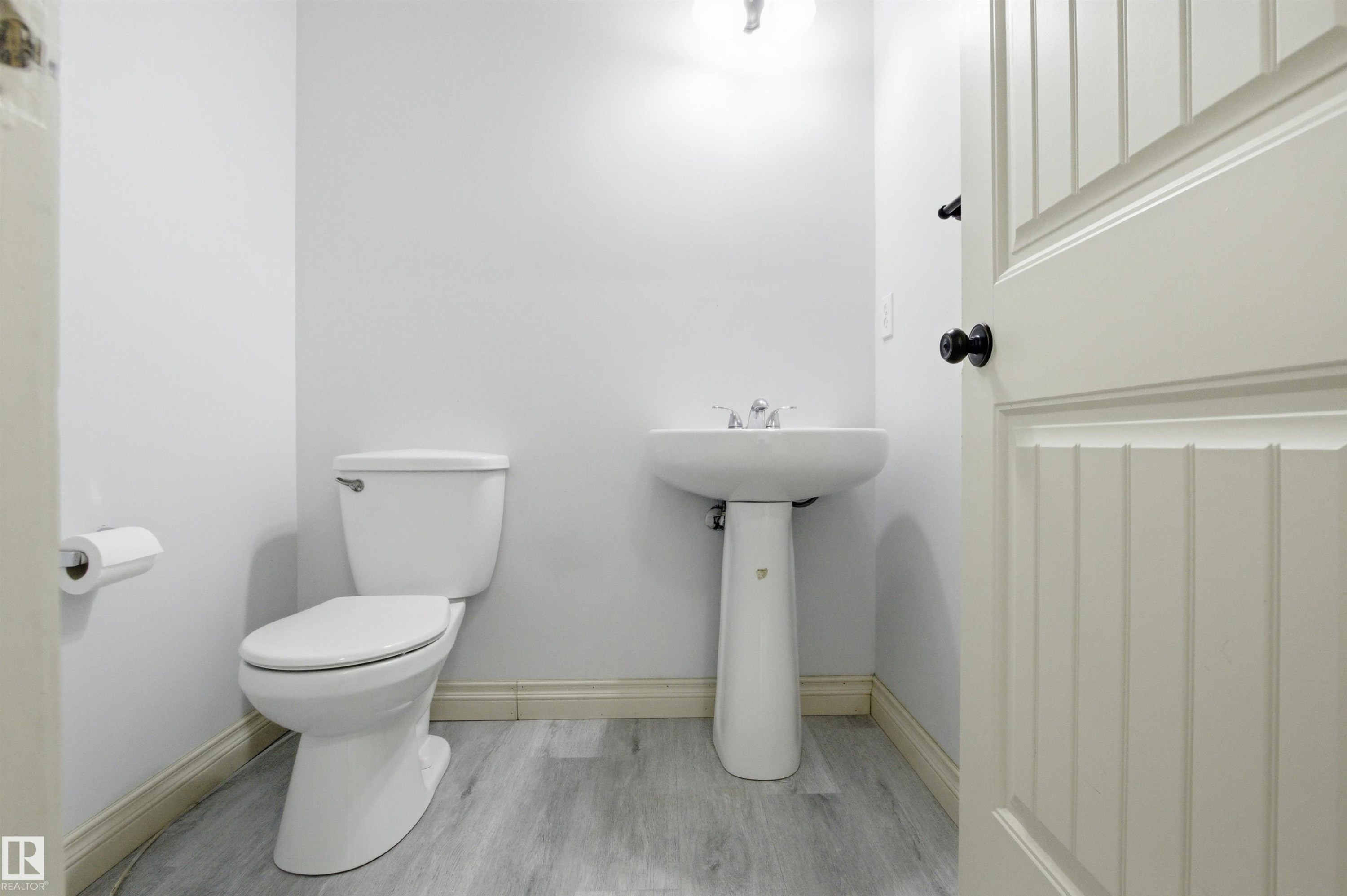 2017 118 Street, Edmonton, AB - Indoor Photo Showing Bathroom