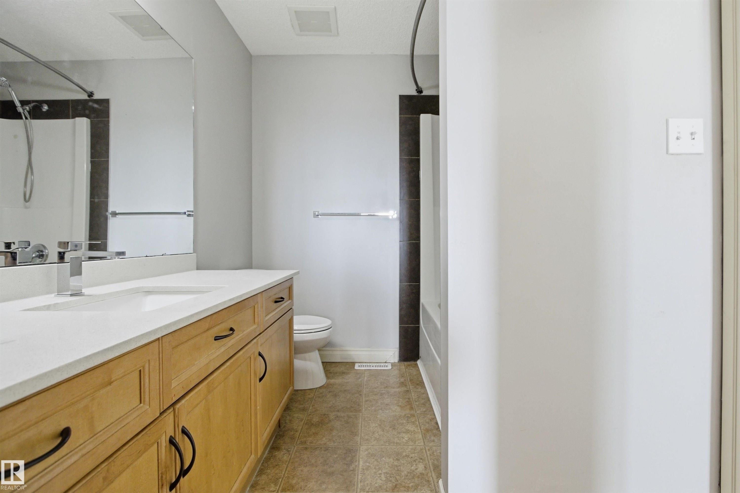 2017 118 Street, Edmonton, AB - Indoor Photo Showing Bathroom