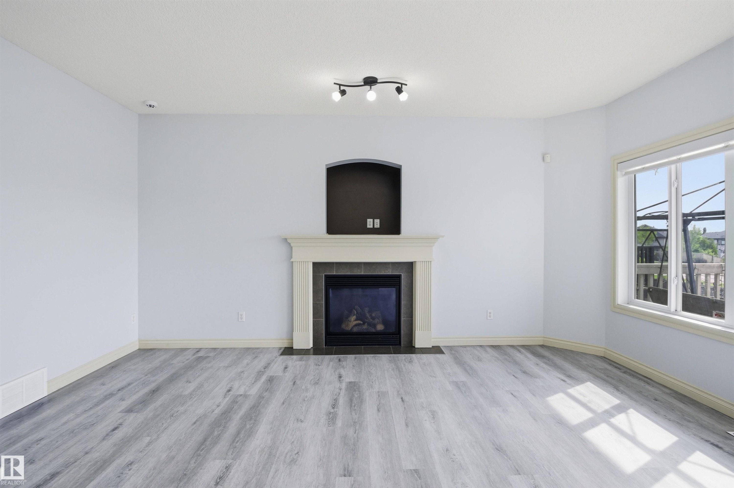 2017 118 Street, Edmonton, AB - Indoor Photo Showing Living Room With Fireplace