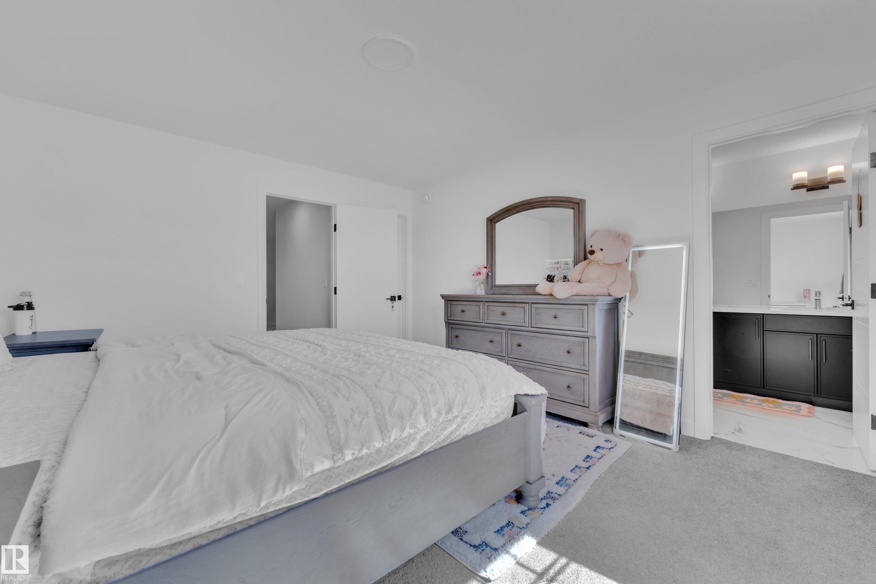 1538 Grant Way Nw, Edmonton, AB - Indoor Photo Showing Bedroom