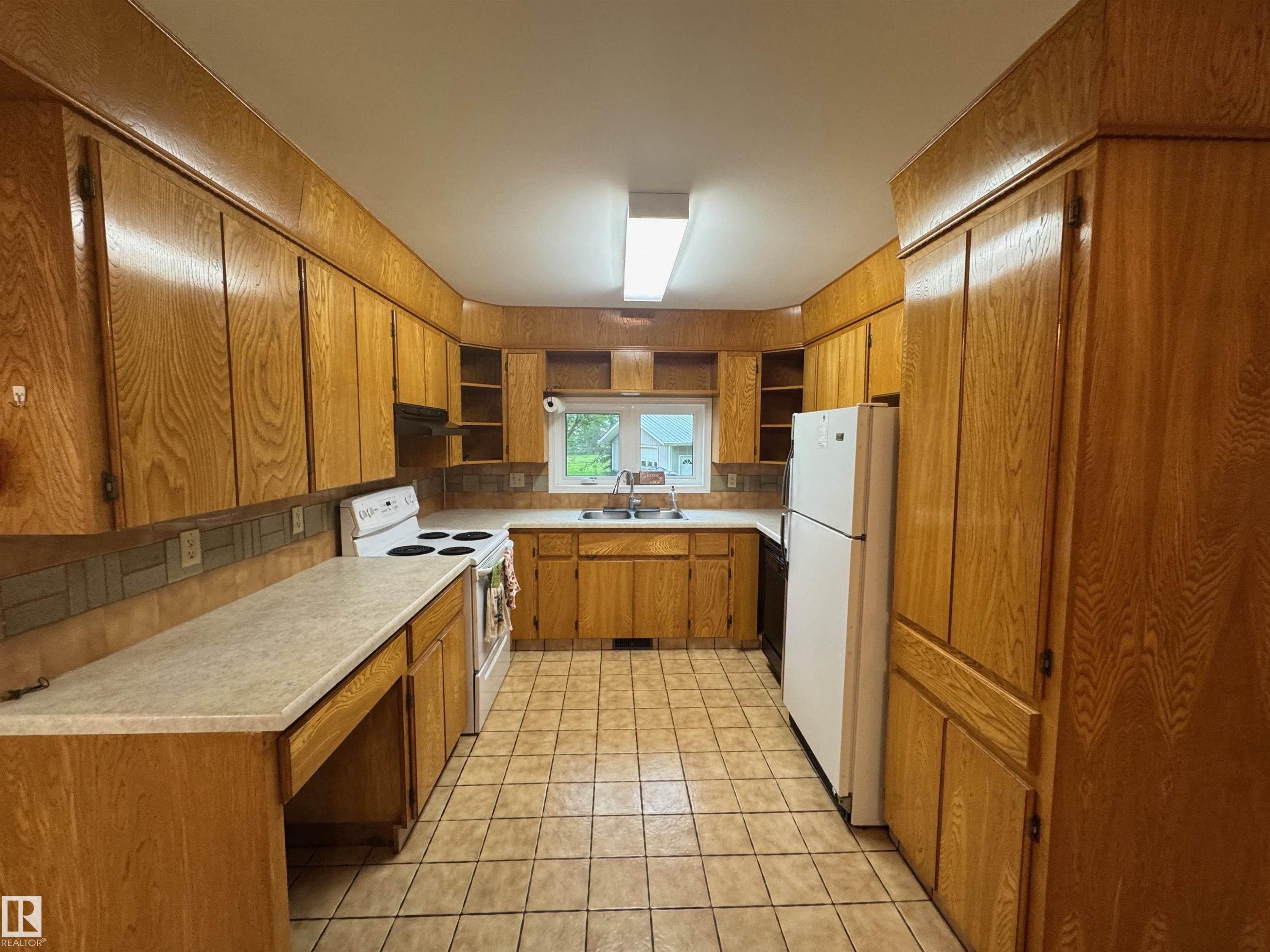 59416 Rng Rd 94, Rural St. Paul County, AB - Indoor Photo Showing Kitchen With Double Sink