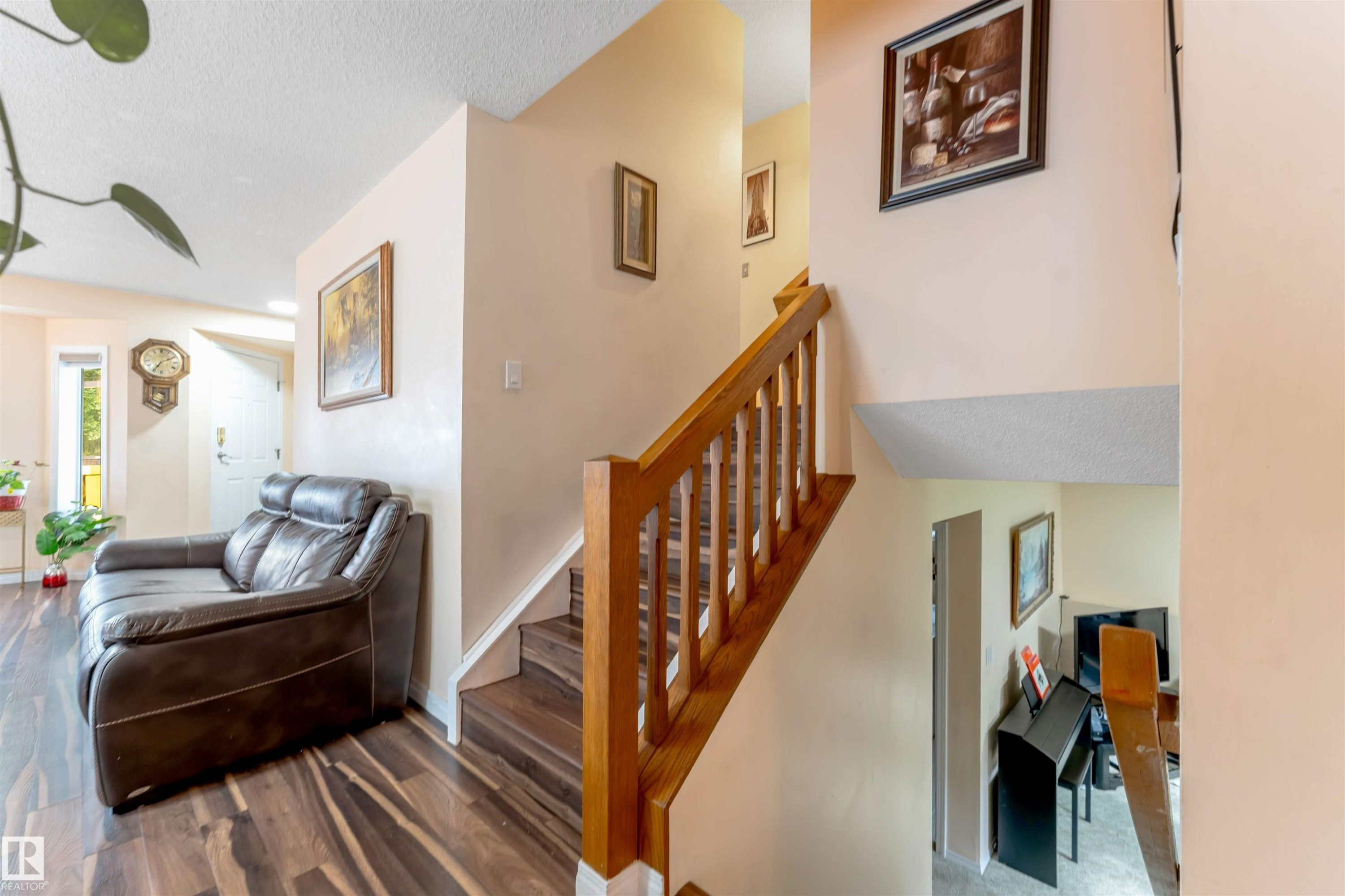 Interior staircase featuring wood-finish treads and a light wood railing - 312 Beringer Crescent Nw, Edmonton, AB - Indoor