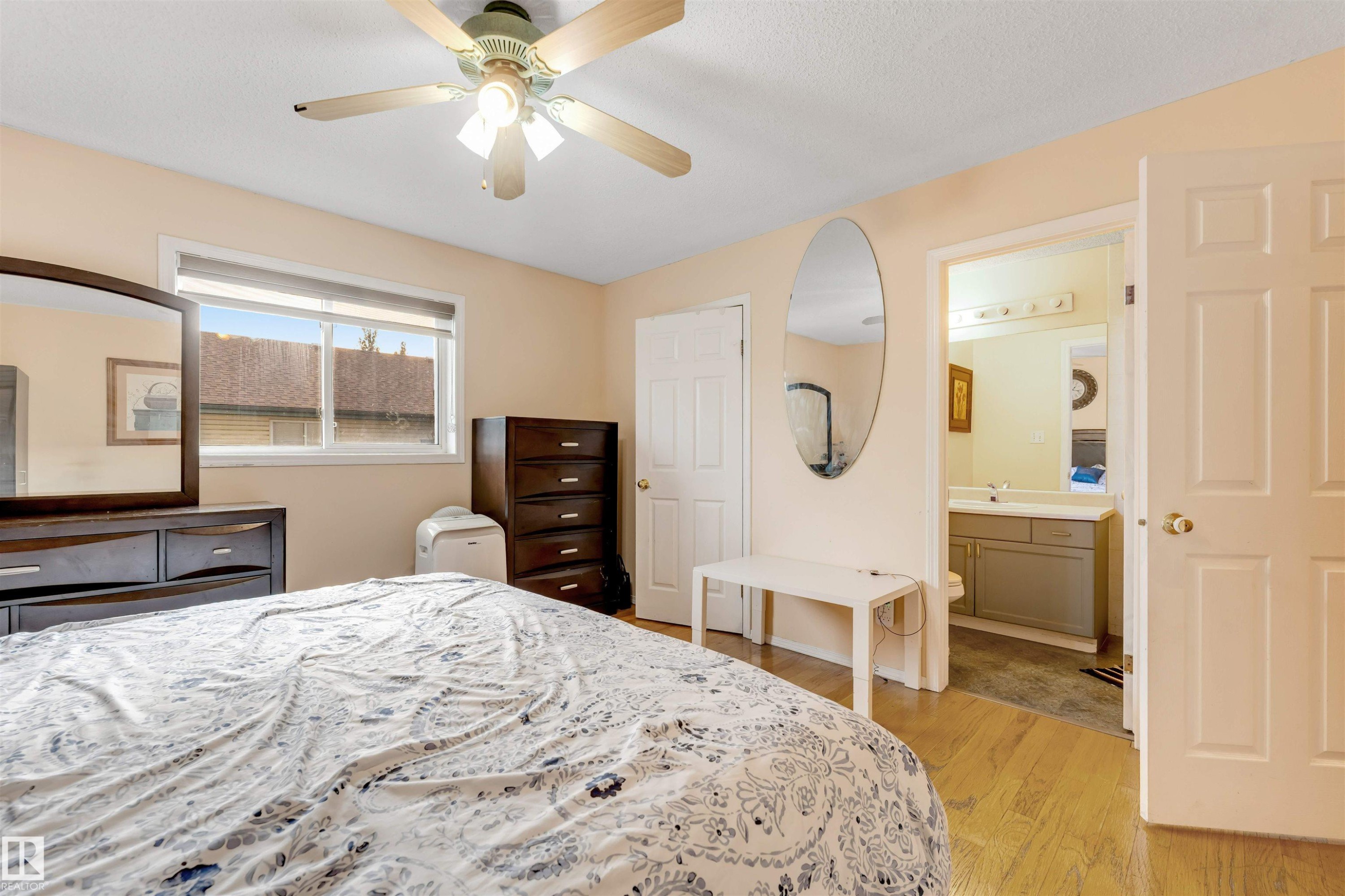 Bedroom featuring wood-finish flooring and a ceiling fan with integrated lighting - 312 Beringer Crescent Nw, Edmonton, AB - Indoor Photo Showing Bedroom