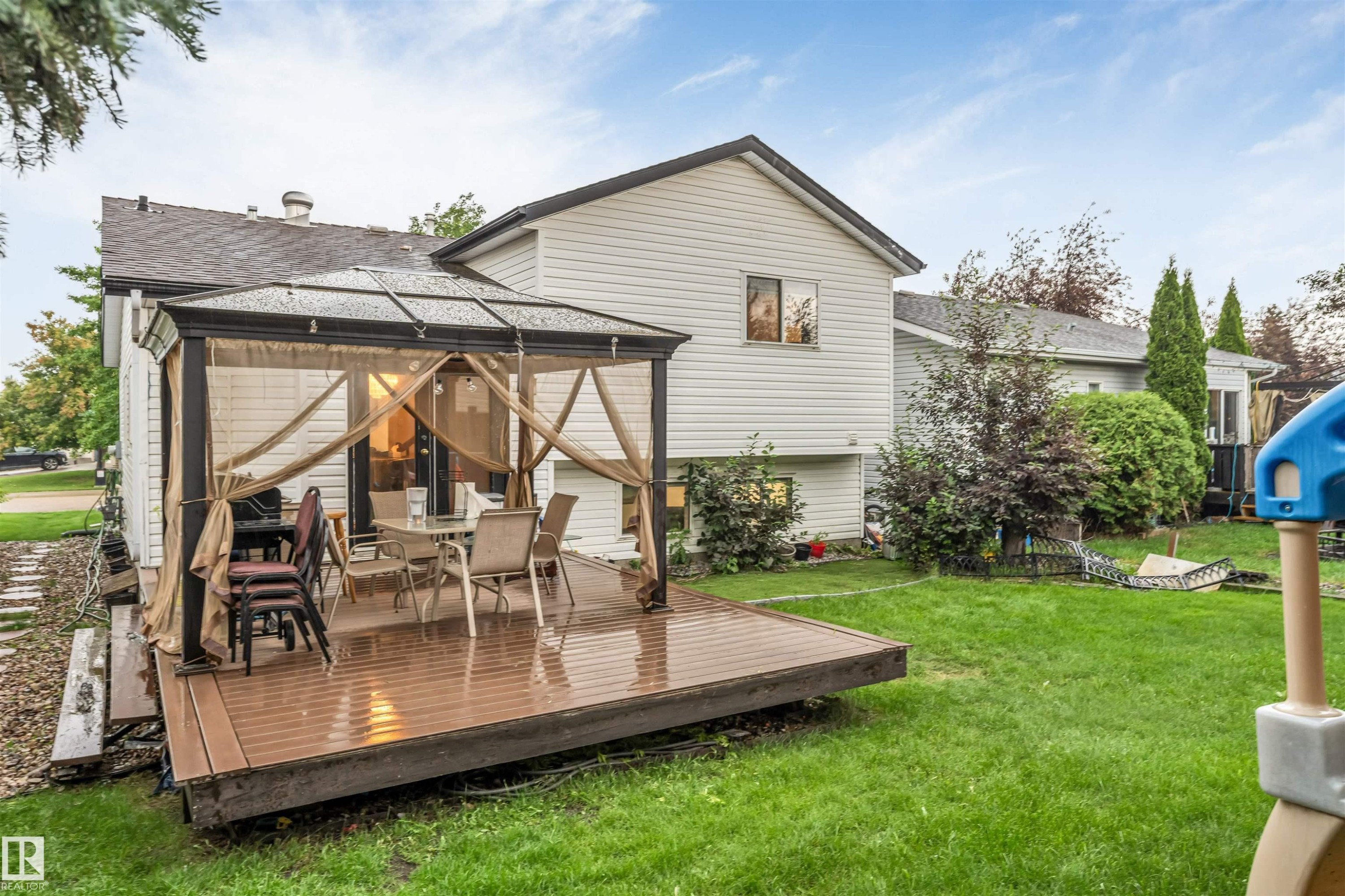 Expansive backyard featuring a large composite deck, covered gazebo, and mature landscaping - 312 Beringer Crescent Nw, Edmonton, AB - Outdoor