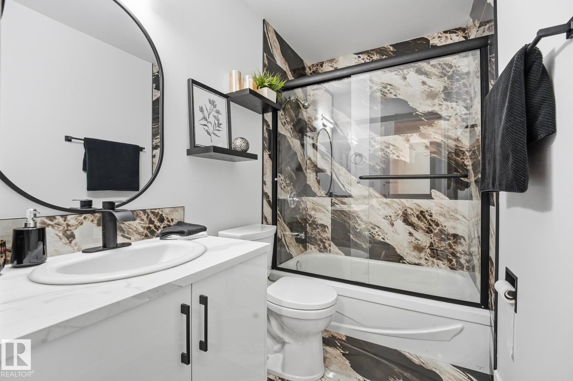 21 Lakewood Village Nw, Edmonton, AB - Indoor Photo Showing Bathroom