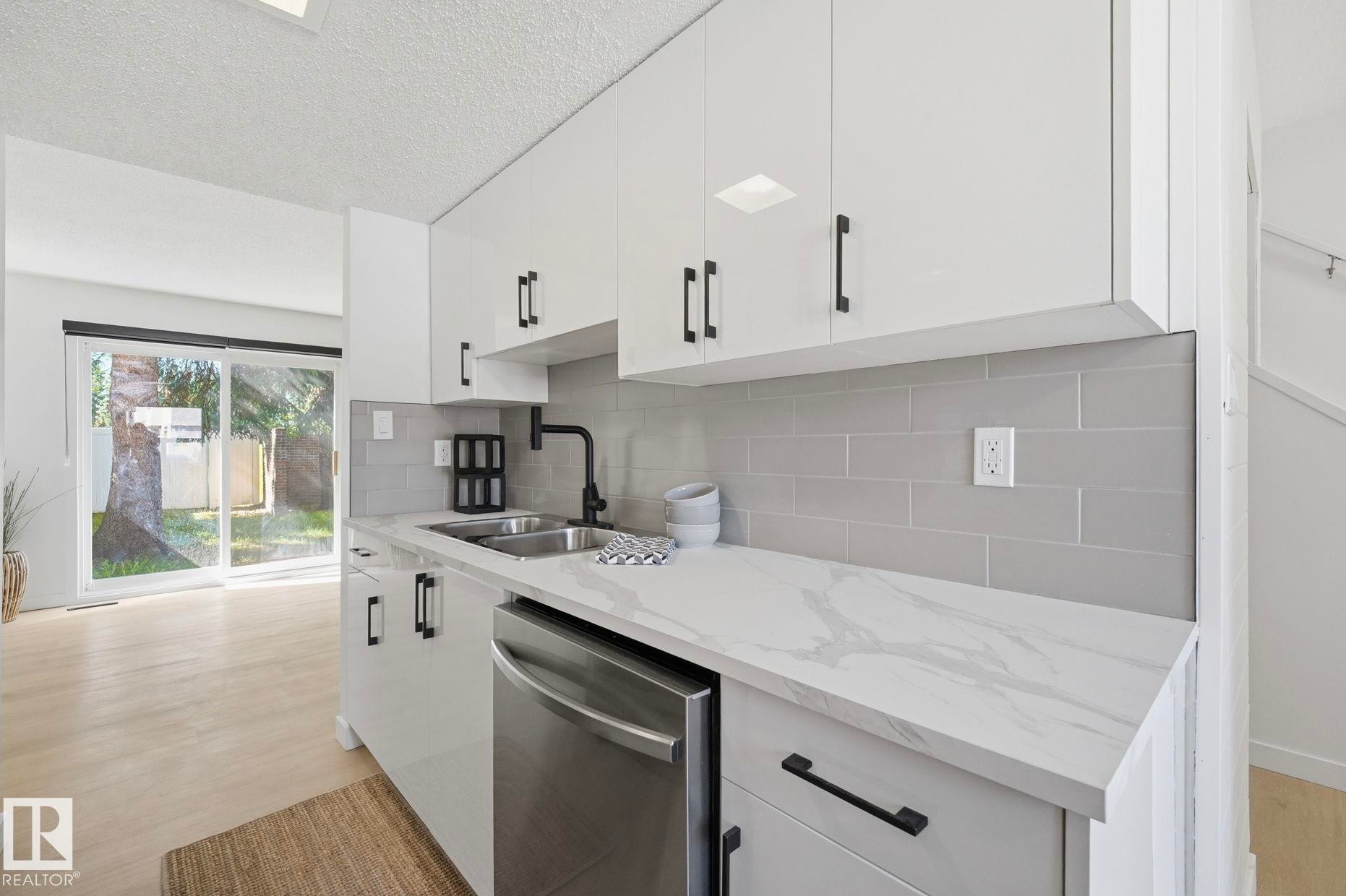 21 Lakewood Village Nw, Edmonton, AB - Indoor Photo Showing Kitchen With Double Sink