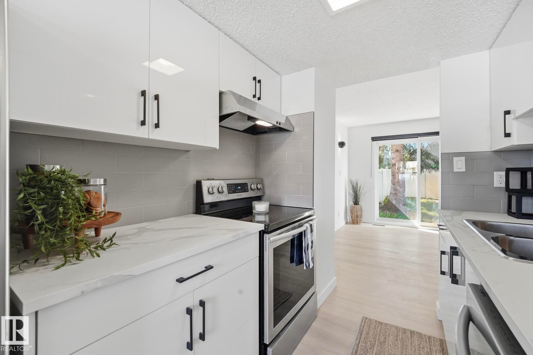 21 Lakewood Village Nw, Edmonton, AB - Indoor Photo Showing Kitchen With Double Sink With Upgraded Kitchen