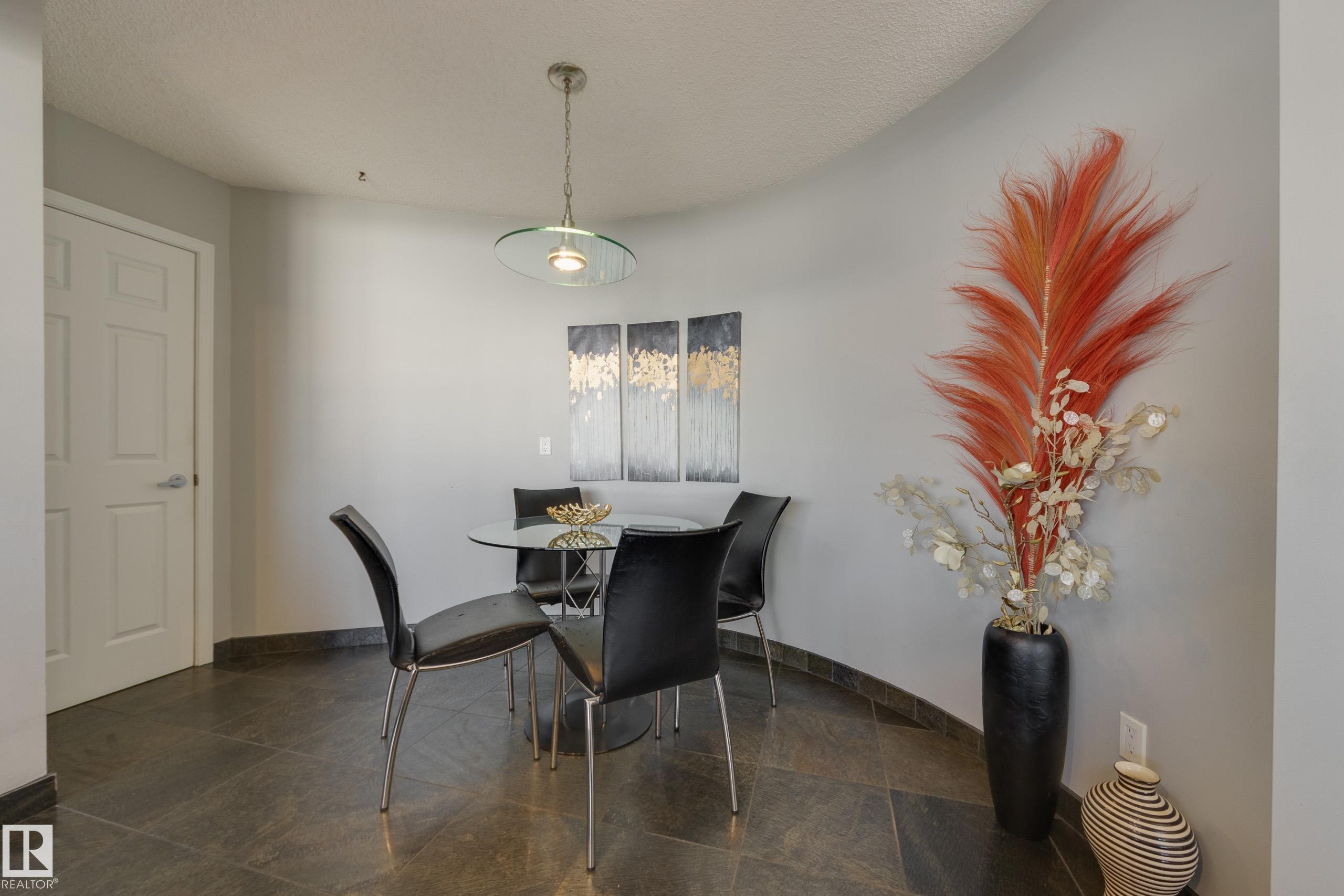 #7 9734 111 St Nw, Edmonton, AB - Indoor Photo Showing Dining Room