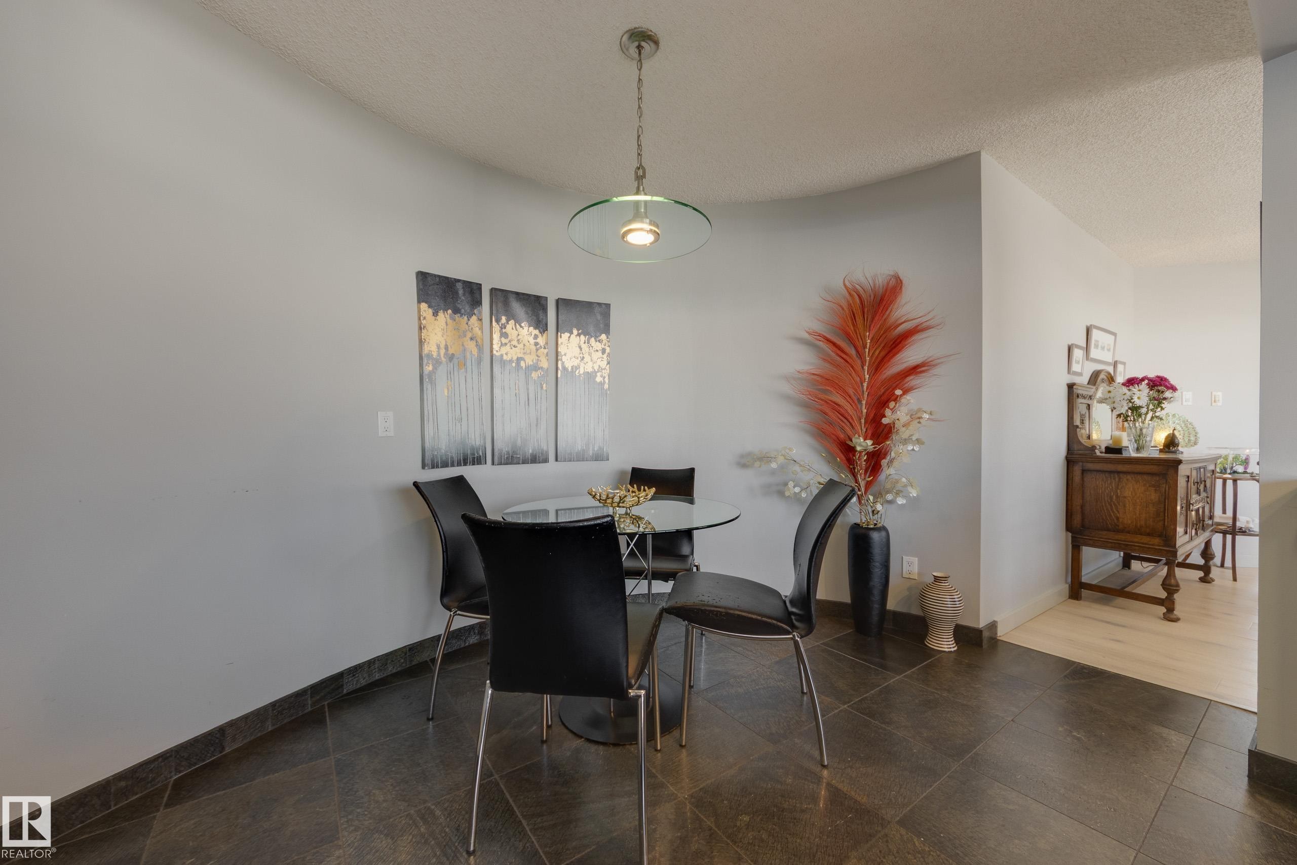 #7 9734 111 St Nw, Edmonton, AB - Indoor Photo Showing Dining Room