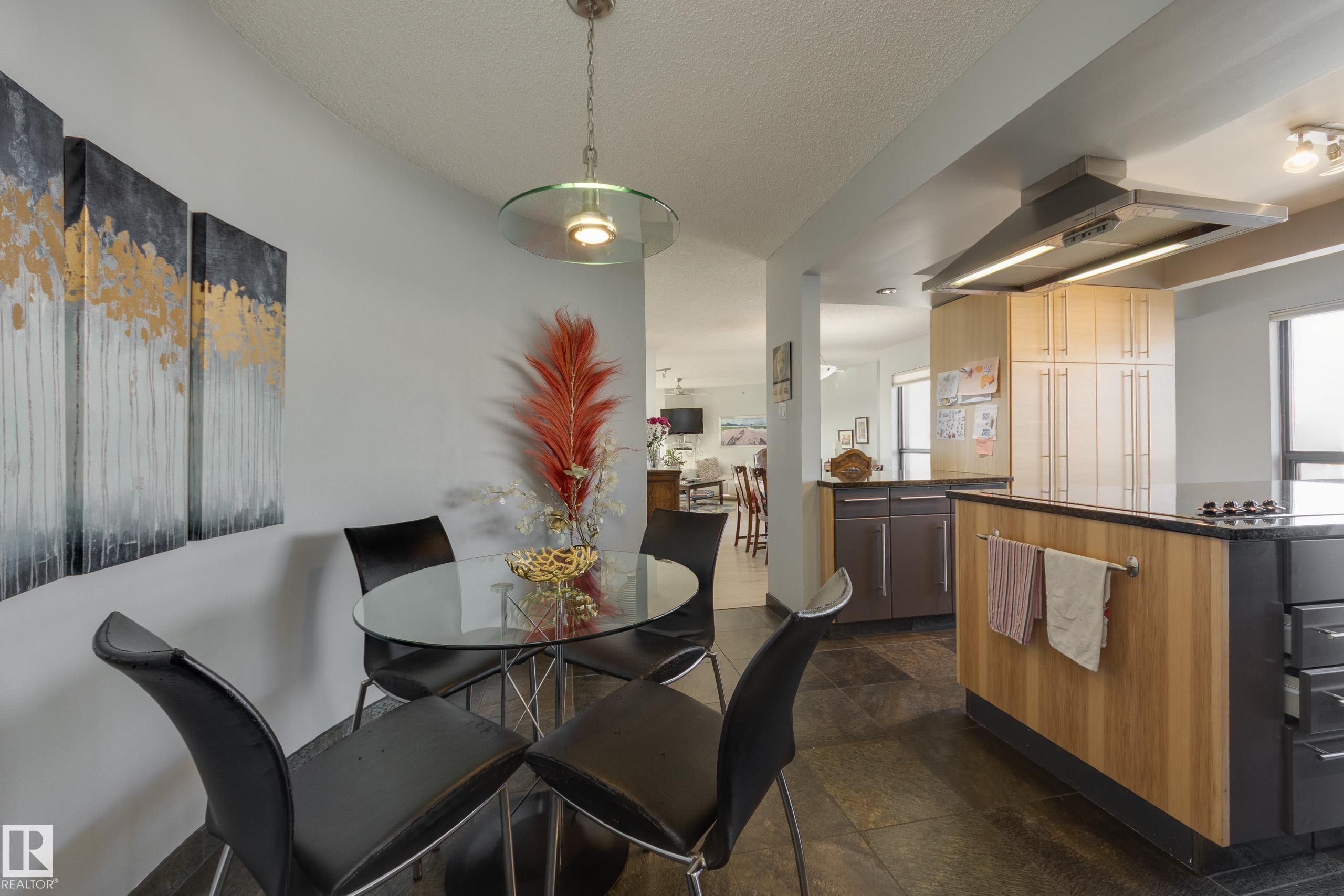 #7 9734 111 St Nw, Edmonton, AB - Indoor Photo Showing Dining Room