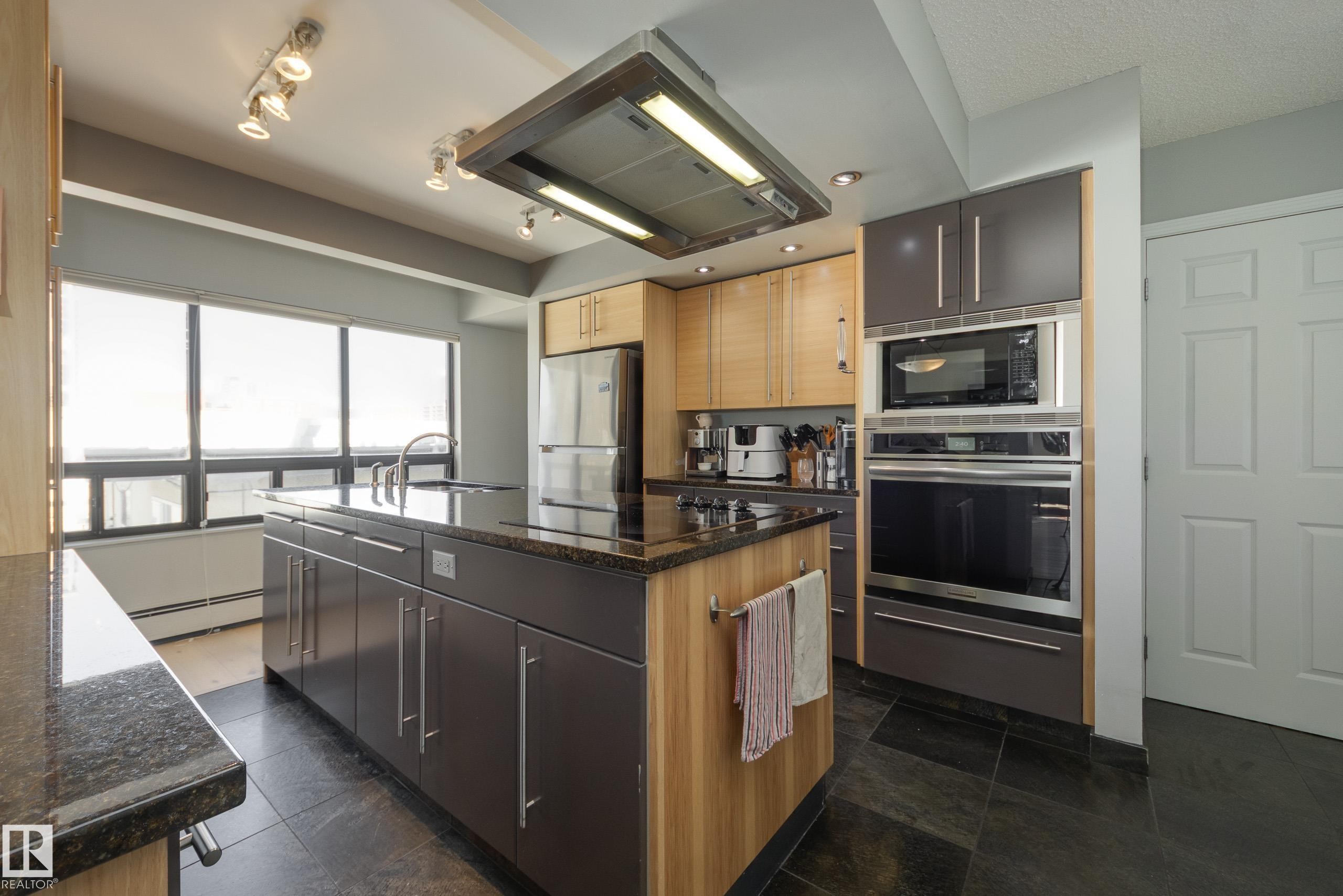 #7 9734 111 St Nw, Edmonton, AB - Indoor Photo Showing Kitchen