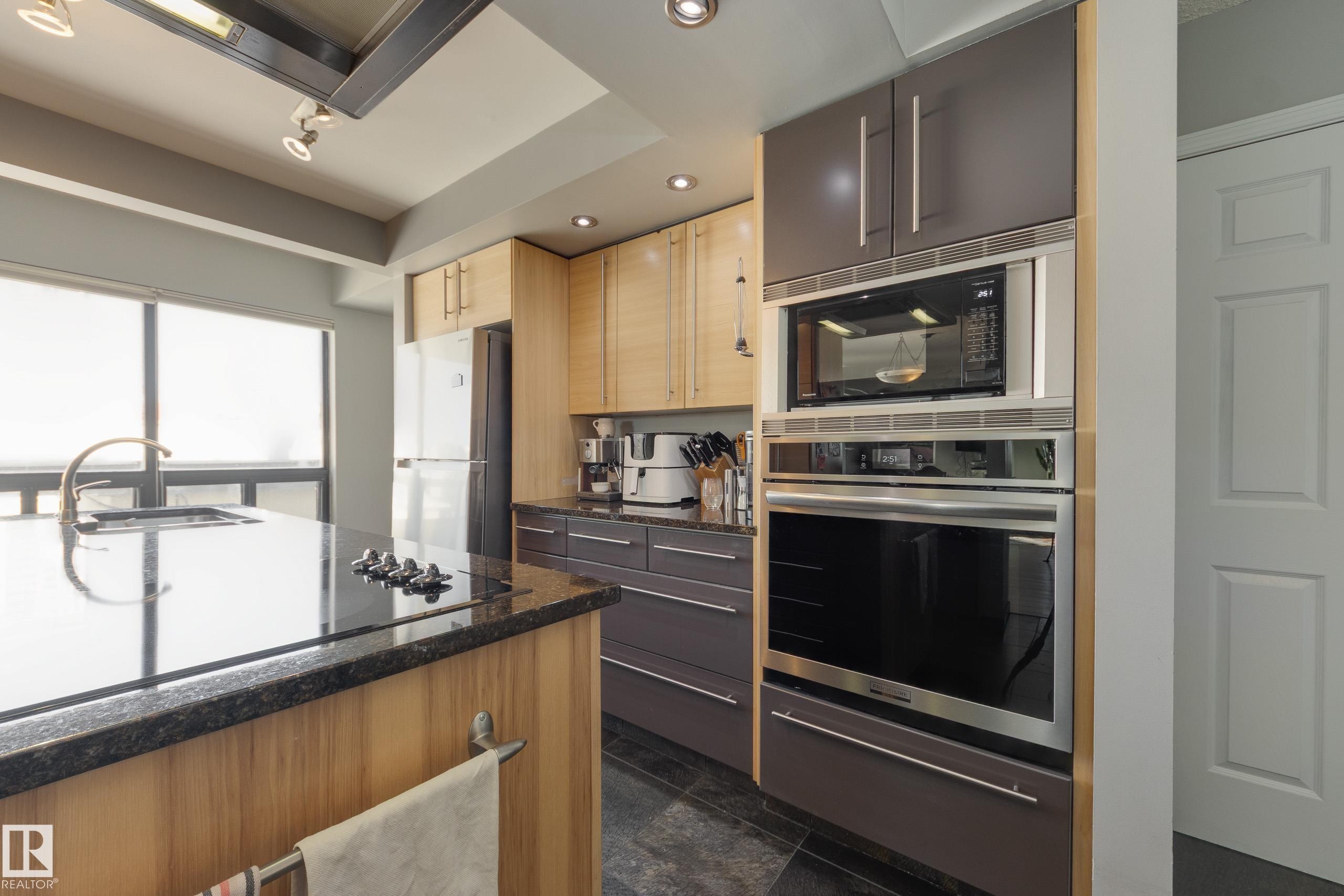 #7 9734 111 St Nw, Edmonton, AB - Indoor Photo Showing Kitchen