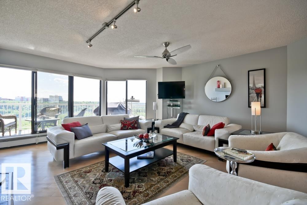 #7 9734 111 St Nw, Edmonton, AB - Indoor Photo Showing Living Room