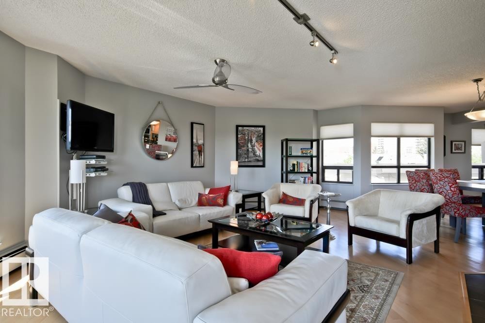 #7 9734 111 St Nw, Edmonton, AB - Indoor Photo Showing Living Room