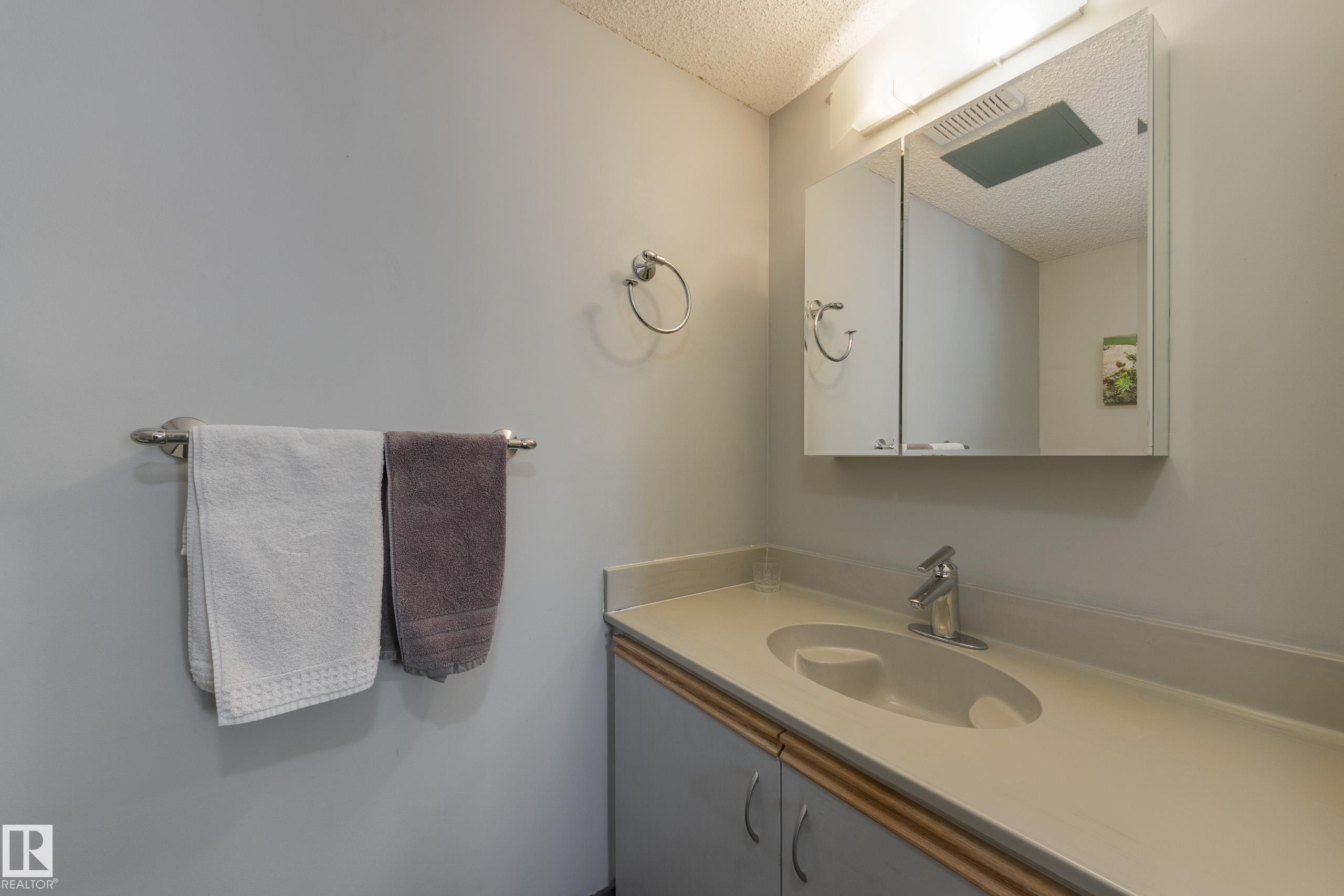 #7 9734 111 St Nw, Edmonton, AB - Indoor Photo Showing Bathroom
