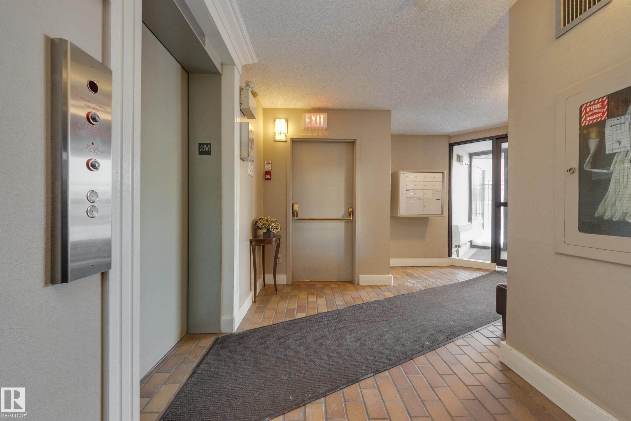 #7 9734 111 St Nw, Edmonton, AB - Indoor Photo Showing Other Room