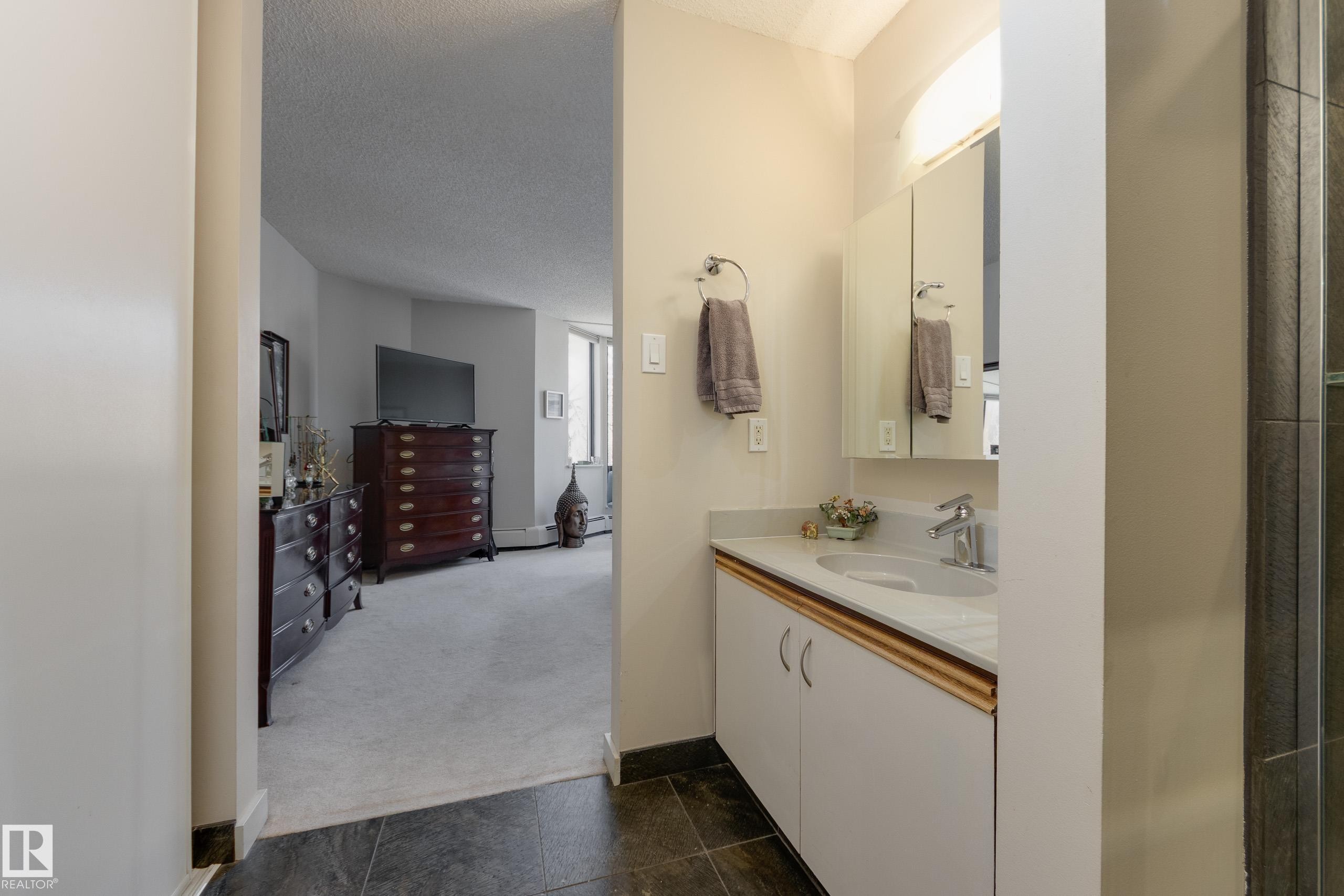 #7 9734 111 St Nw, Edmonton, AB - Indoor Photo Showing Bathroom
