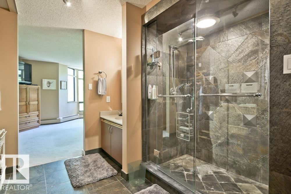#7 9734 111 St Nw, Edmonton, AB - Indoor Photo Showing Bathroom