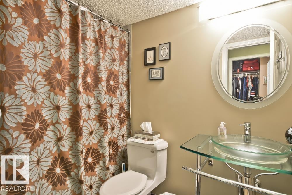 #7 9734 111 St Nw, Edmonton, AB - Indoor Photo Showing Bathroom