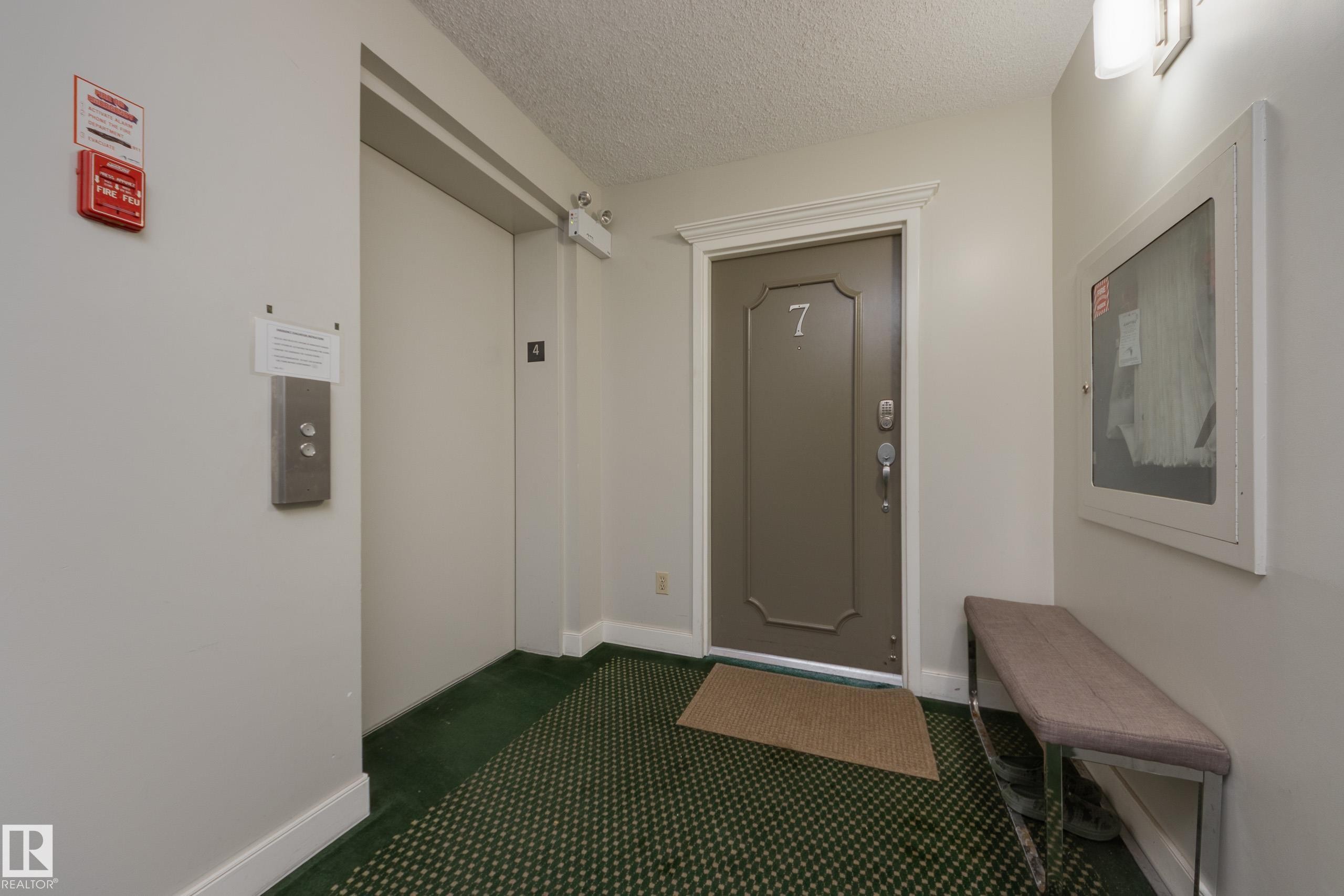 #7 9734 111 St Nw, Edmonton, AB - Indoor Photo Showing Other Room
