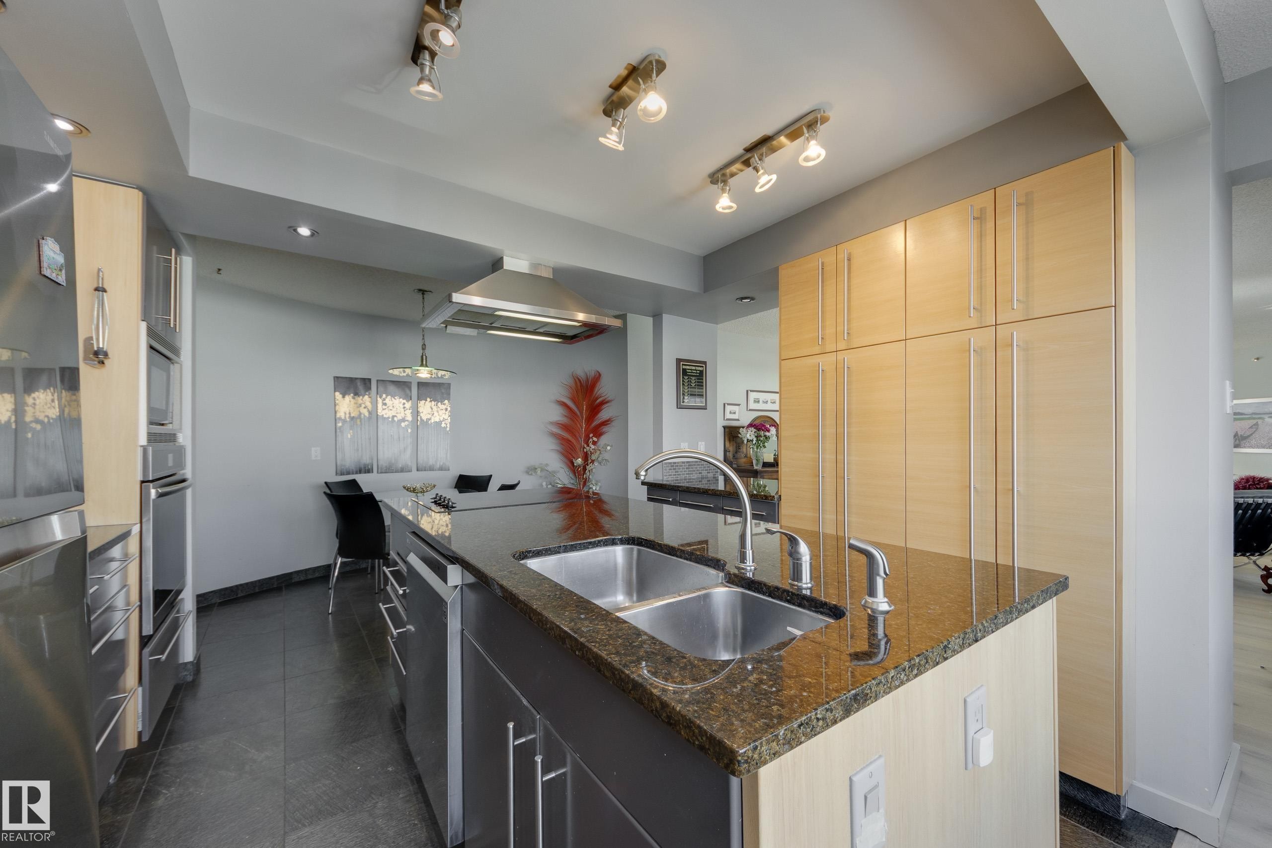 #7 9734 111 St Nw, Edmonton, AB - Indoor Photo Showing Kitchen With Double Sink
