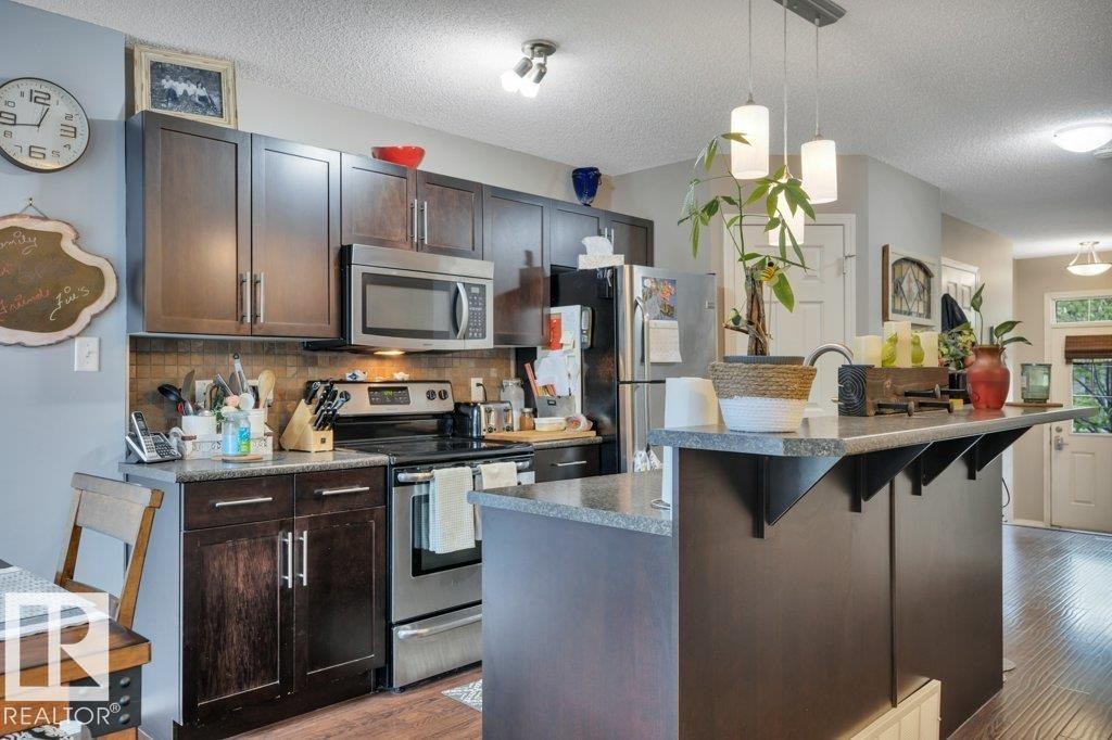 6042 214 Street, Edmonton, AB - Indoor Photo Showing Kitchen With Upgraded Kitchen