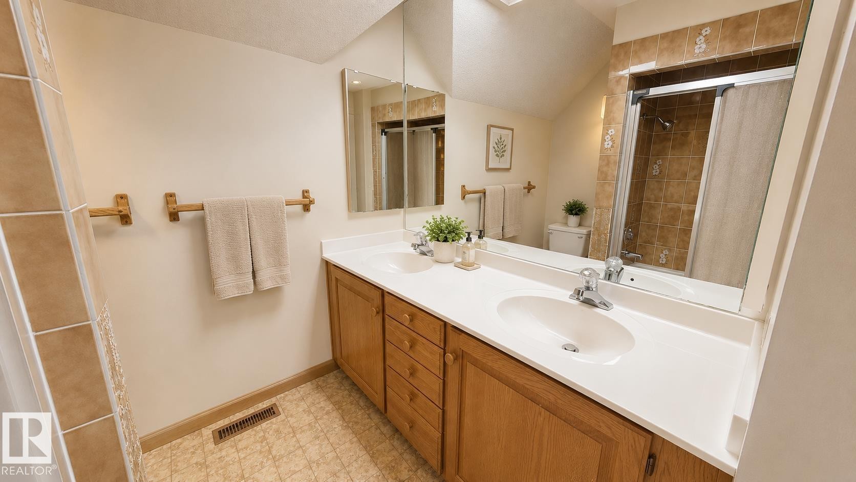 55 Quesnell Road Nw, Edmonton, AB - Indoor Photo Showing Bathroom