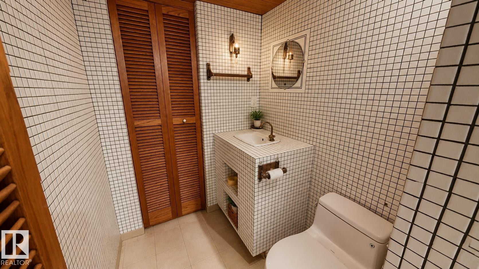 55 Quesnell Road Nw, Edmonton, AB - Indoor Photo Showing Bathroom
