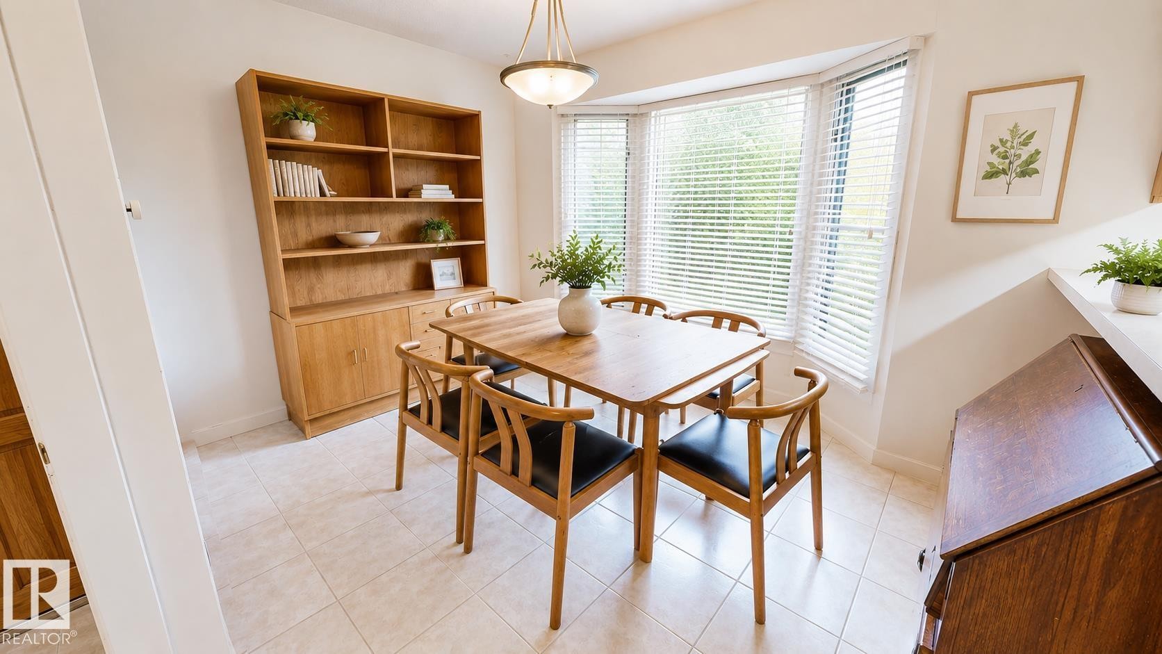 55 Quesnell Road Nw, Edmonton, AB - Indoor Photo Showing Dining Room