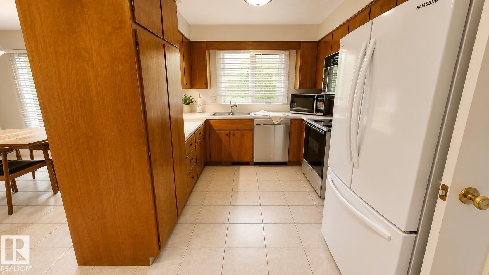 55 Quesnell Road Nw, Edmonton, AB - Indoor Photo Showing Kitchen With Double Sink